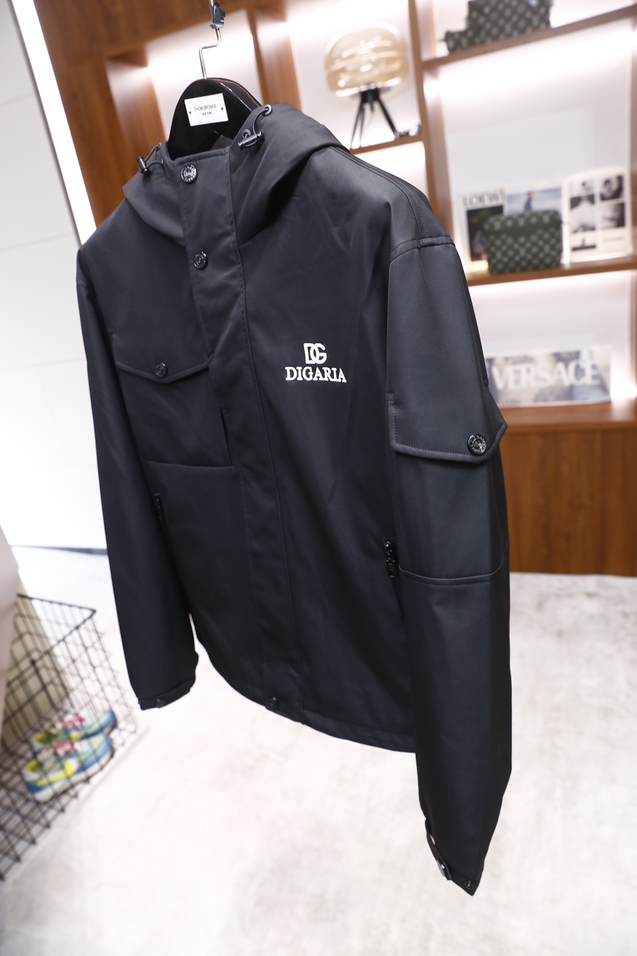 🔥杜嘉班纳.25秋冬新品！ 时尚男士连帽棉服👍整体采用防风面料打造，为连帽设计并配有纽扣与隐藏式拉链双重