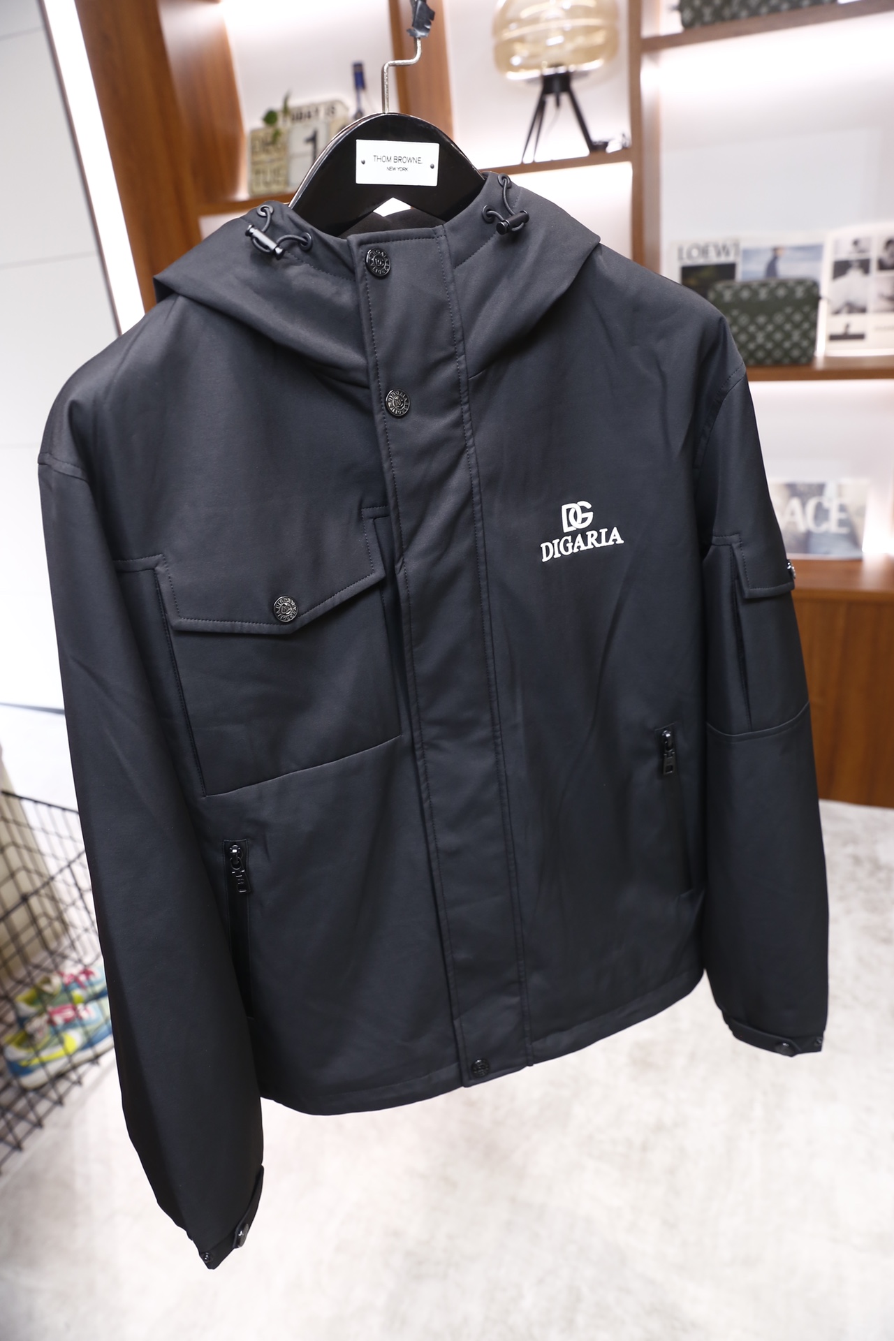 🔥杜嘉班纳.25秋冬新品！ 时尚男士连帽棉服👍整体采用防风面料打造，为连帽设计并配有纽扣与隐藏式拉链双重