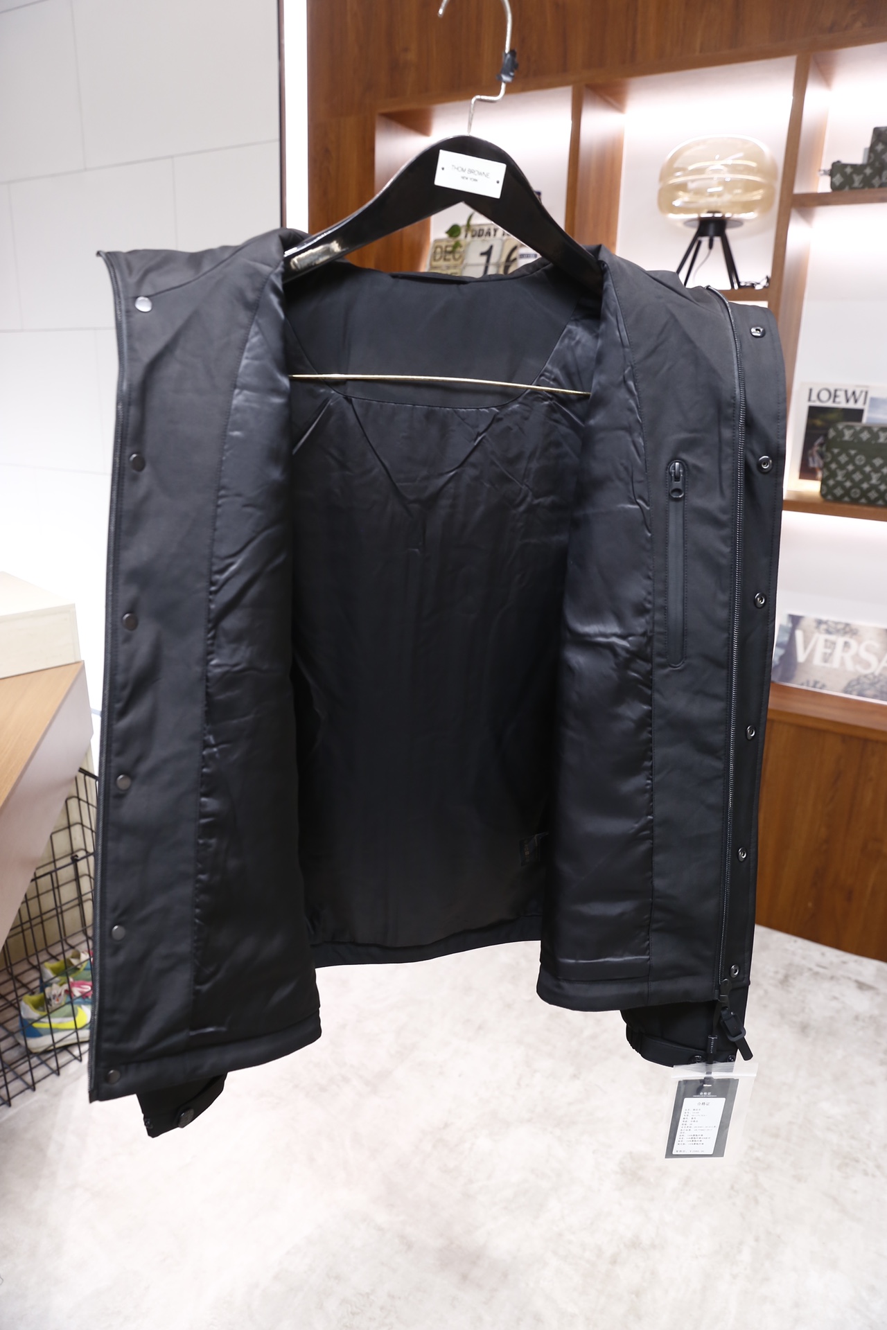 🔥杜嘉班纳.25秋冬新品！ 时尚男士连帽棉服👍整体采用防风面料打造，为连帽设计并配有纽扣与隐藏式拉链双重