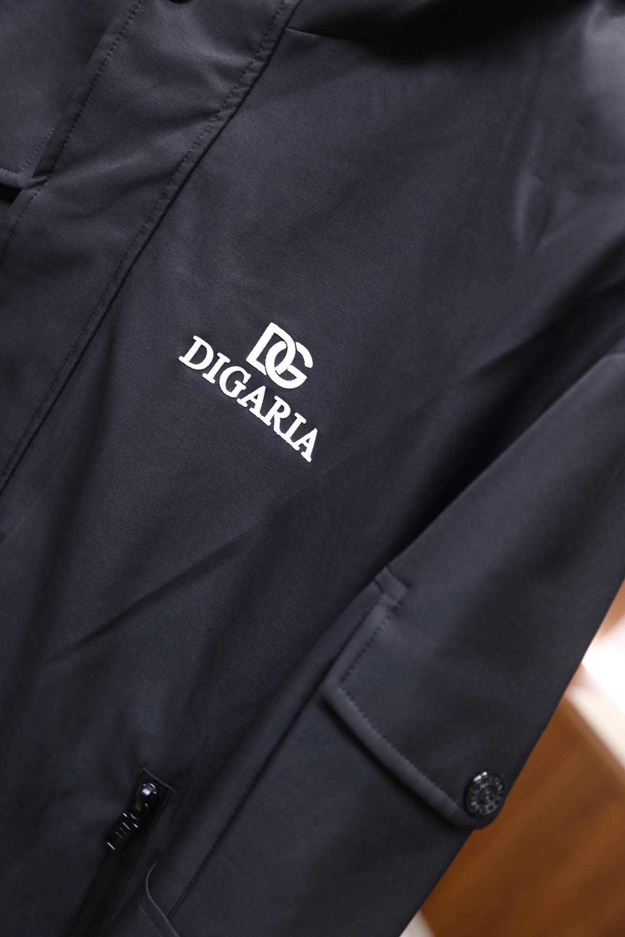 🔥杜嘉班纳.25秋冬新品！ 时尚男士连帽棉服👍整体采用防风面料打造，为连帽设计并配有纽扣与隐藏式拉链双重