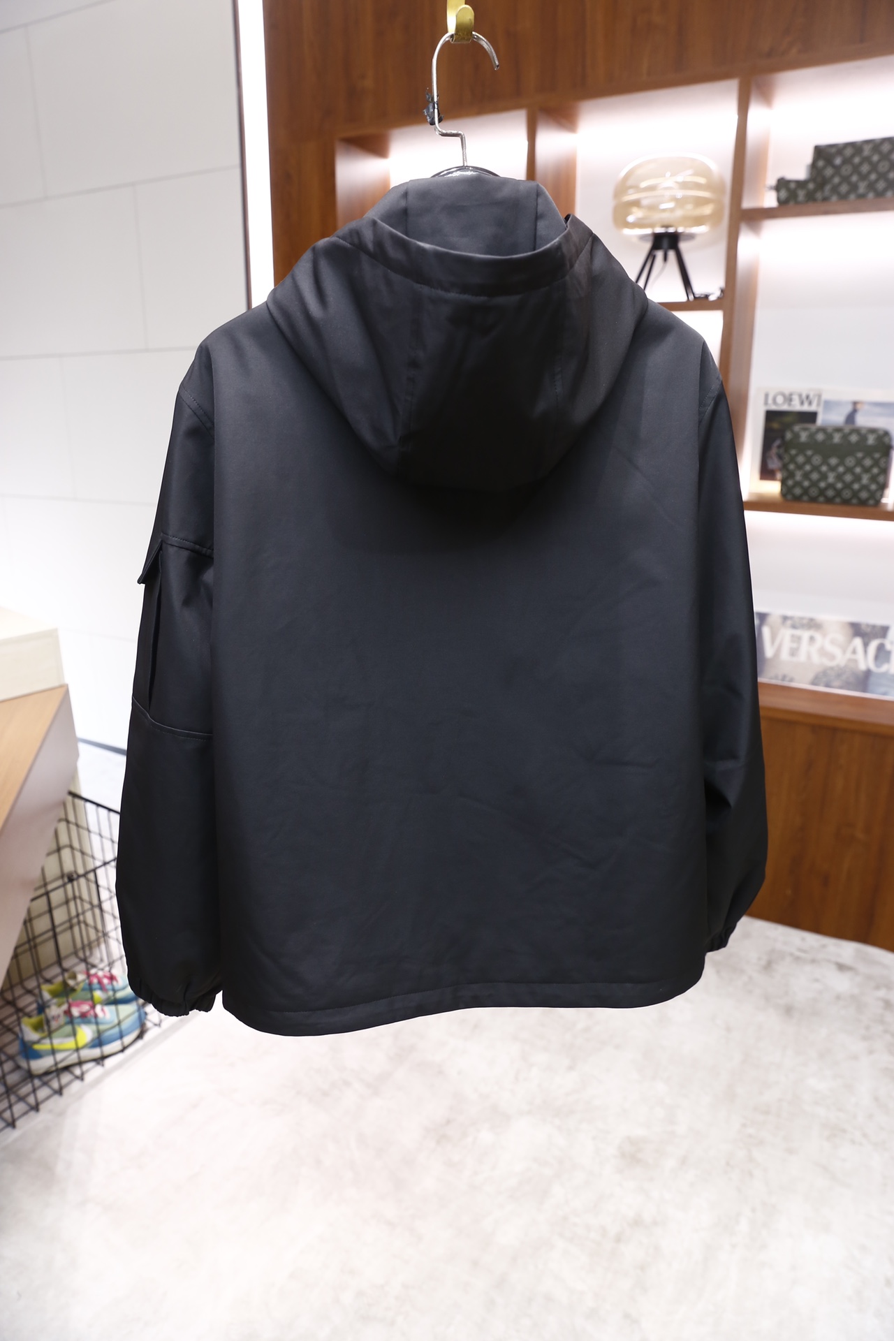 🔥杜嘉班纳.25秋冬新品！ 时尚男士连帽棉服👍整体采用防风面料打造，为连帽设计并配有纽扣与隐藏式拉链双重