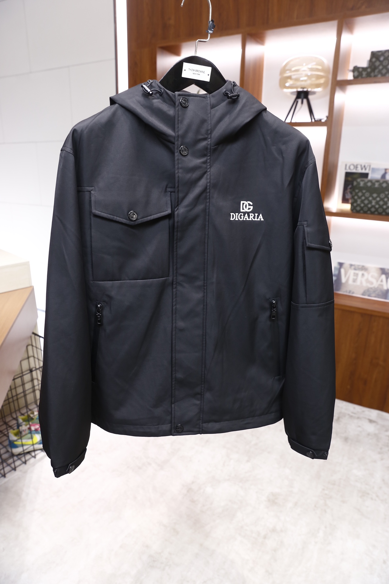 🔥杜嘉班纳.25秋冬新品！ 时尚男士连帽棉服👍整体采用防风面料打造，为连帽设计并配有纽扣与隐藏式拉链双重