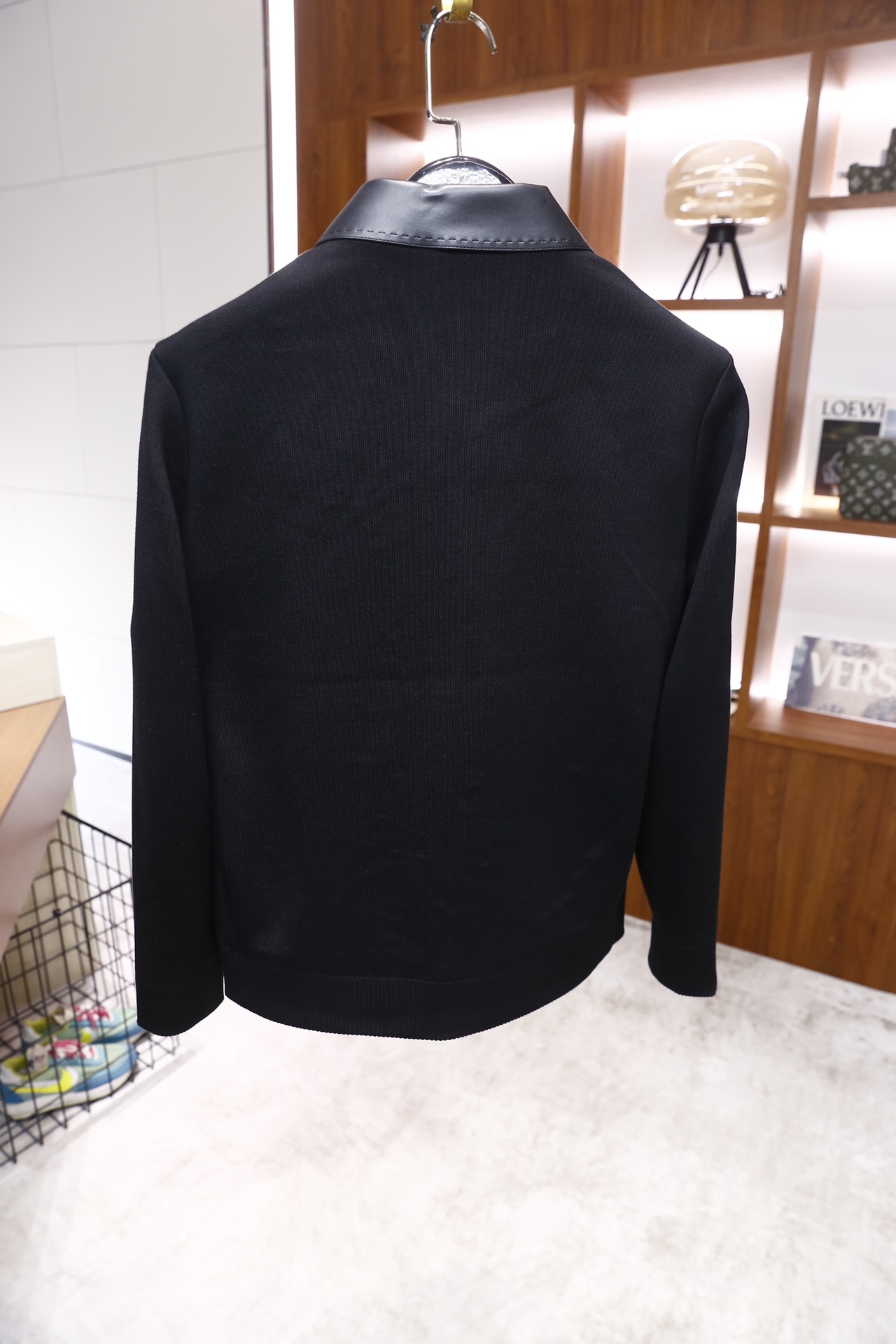 🔥杰尼亚/Ze*na.2025秋冬新品男士夹克，主体采用聚酯纤维面料打造，领口与前襟口袋盖处拼接绵羊皮材