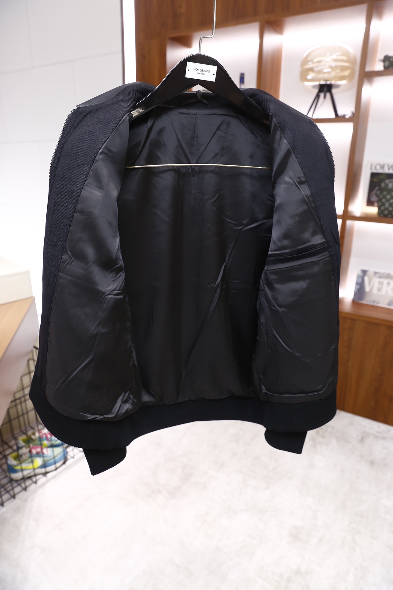 🔥杰尼亚/Ze*na.2025秋冬新品男士夹克，主体采用聚酯纤维面料打造，领口与前襟口袋盖处拼接绵羊皮材