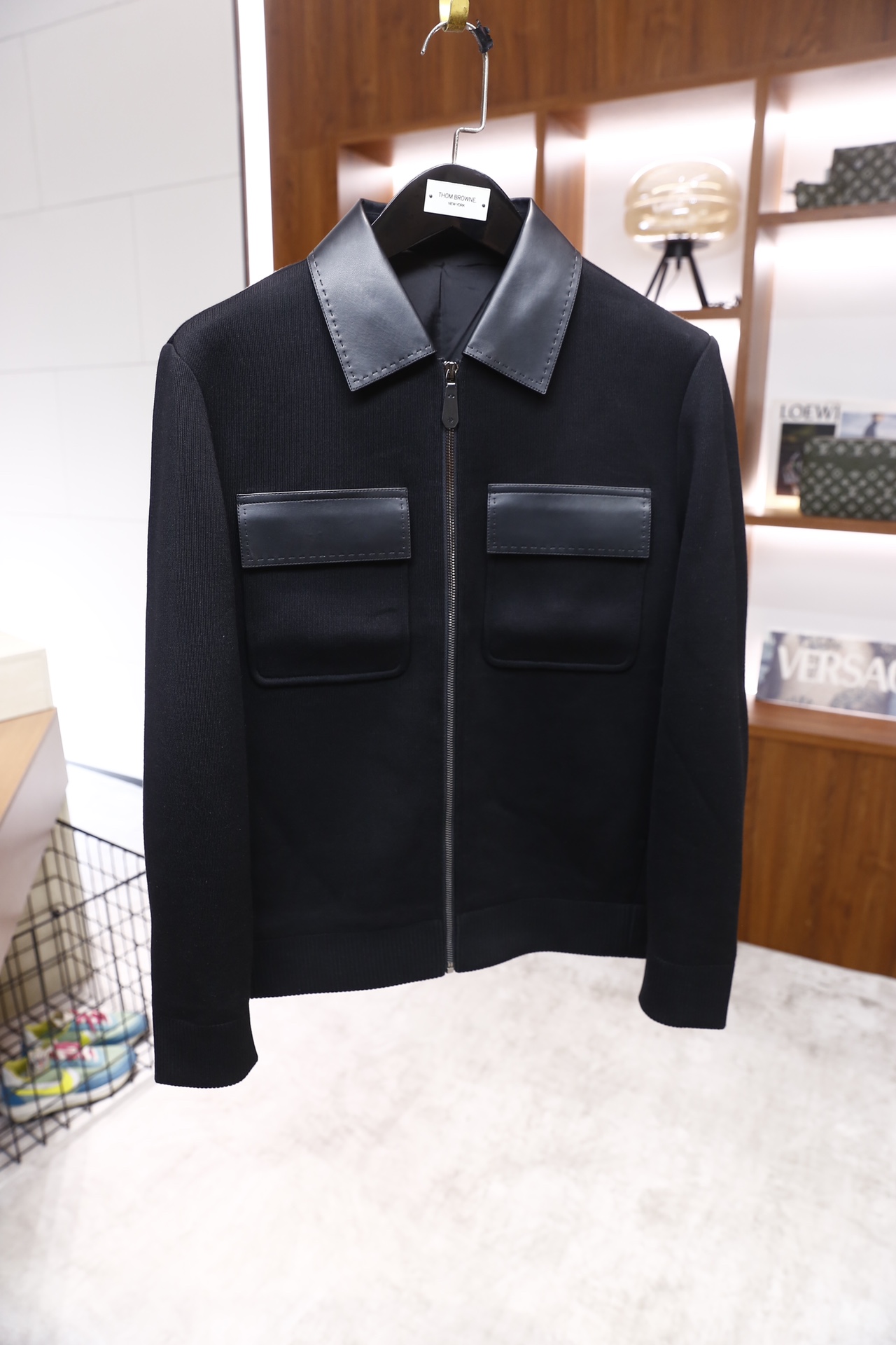 🔥杰尼亚/Ze*na.2025秋冬新品男士夹克，主体采用聚酯纤维面料打造，领口与前襟口袋盖处拼接绵羊皮材