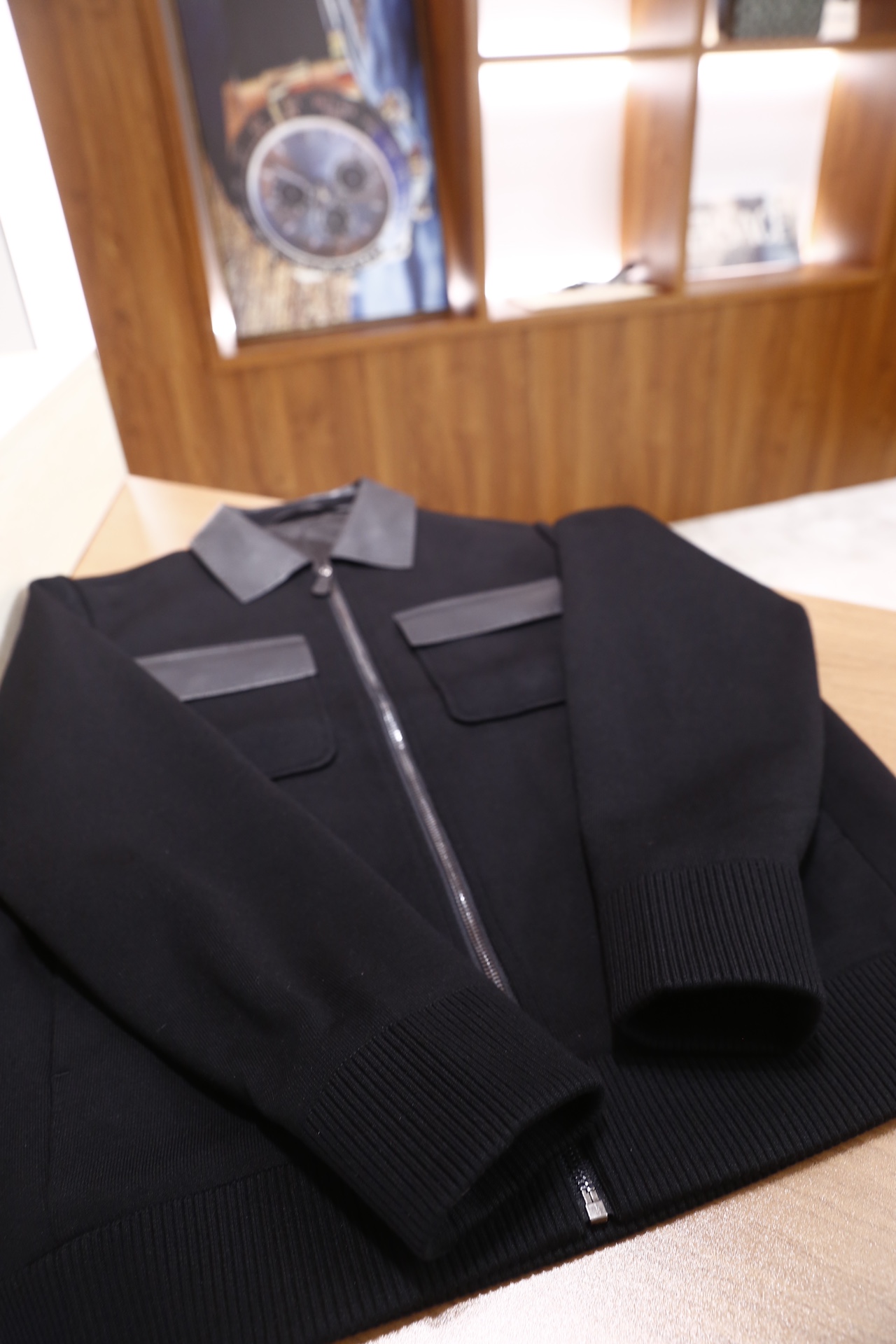 🔥杰尼亚/Ze*na.2025秋冬新品男士夹克，主体采用聚酯纤维面料打造，领口与前襟口袋盖处拼接绵羊皮材