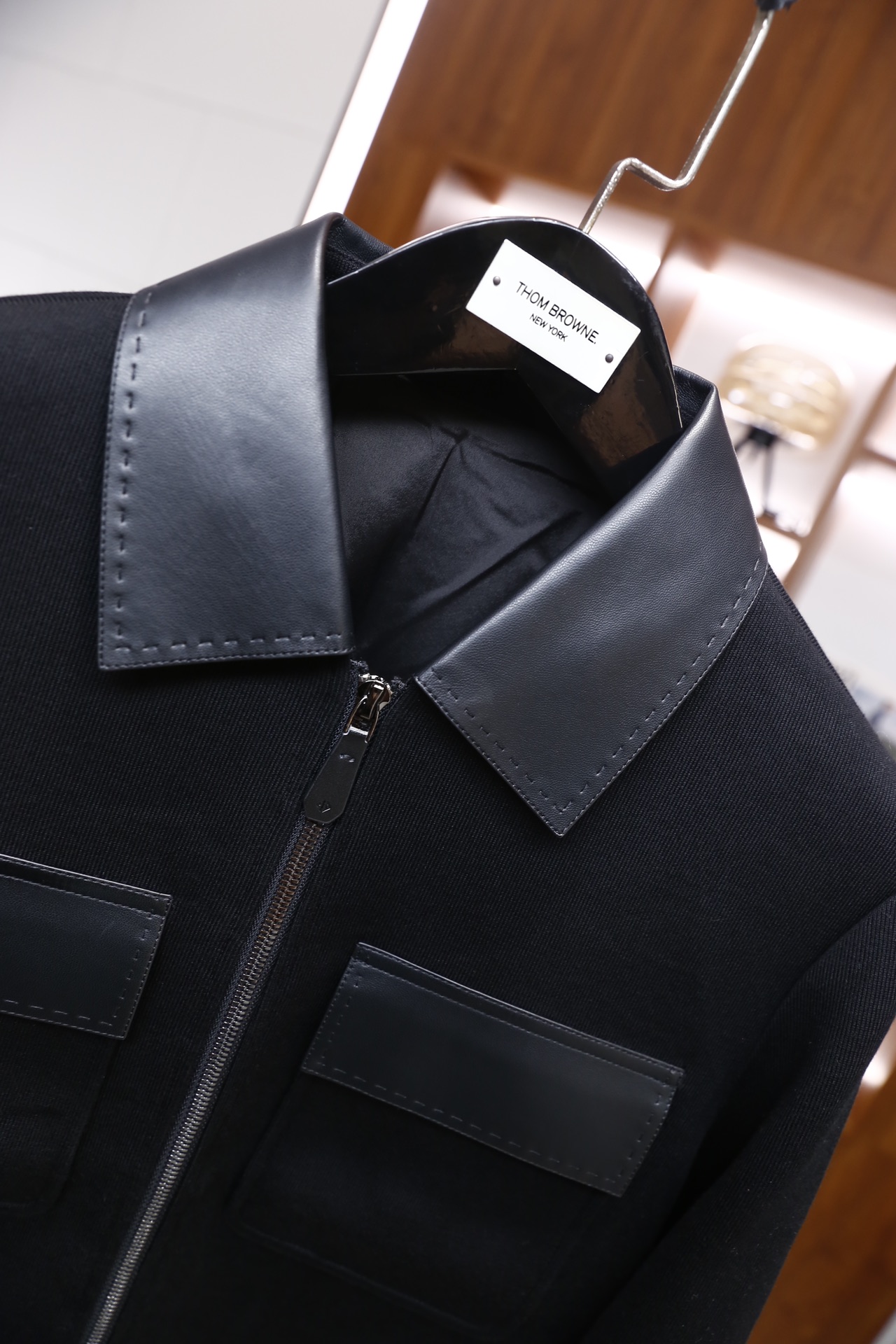 🔥杰尼亚/Ze*na.2025秋冬新品男士夹克，主体采用聚酯纤维面料打造，领口与前襟口袋盖处拼接绵羊皮材