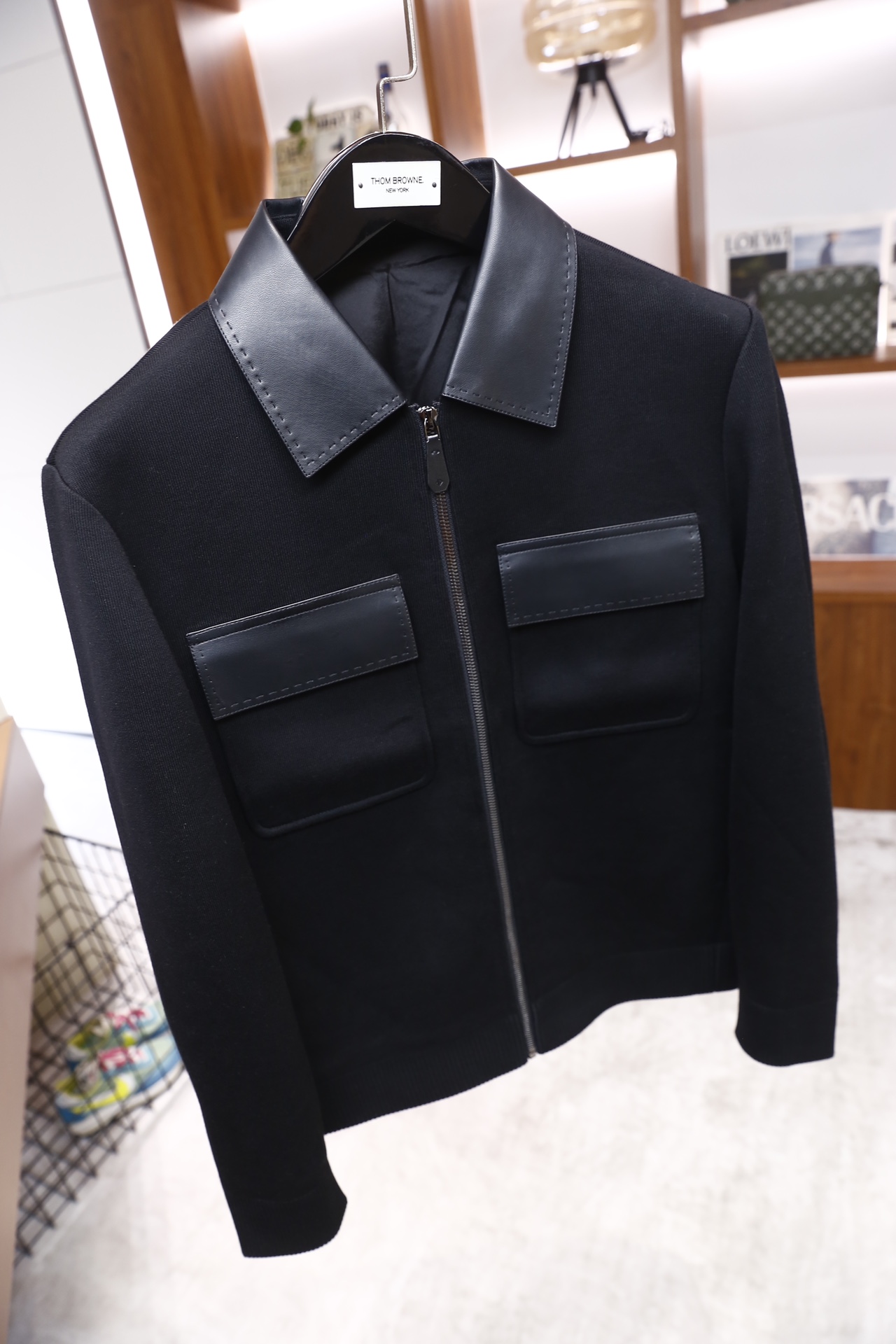 🔥杰尼亚/Ze*na.2025秋冬新品男士夹克，主体采用聚酯纤维面料打造，领口与前襟口袋盖处拼接绵羊皮材