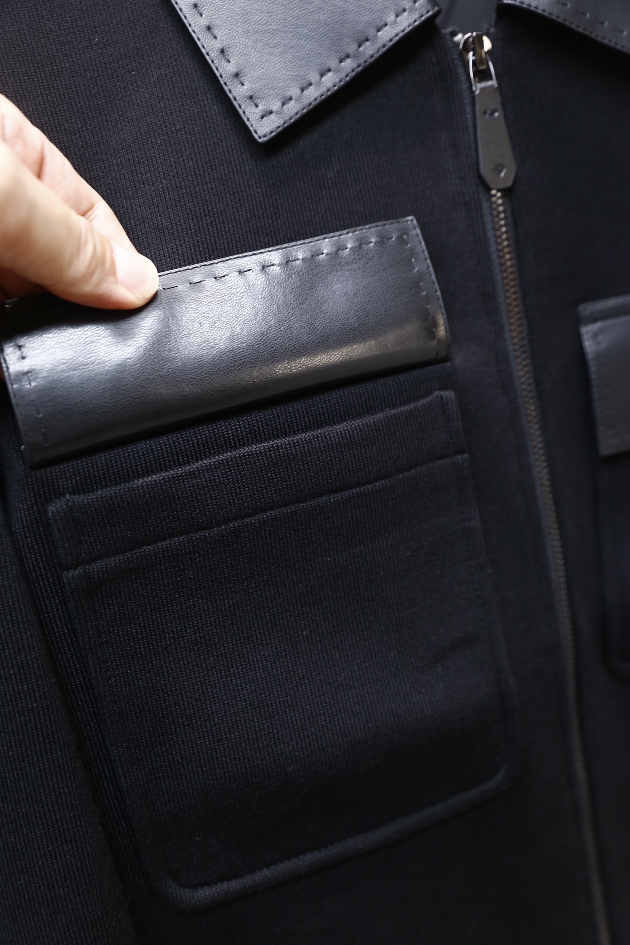 🔥杰尼亚/Ze*na.2025秋冬新品男士夹克，主体采用聚酯纤维面料打造，领口与前襟口袋盖处拼接绵羊皮材