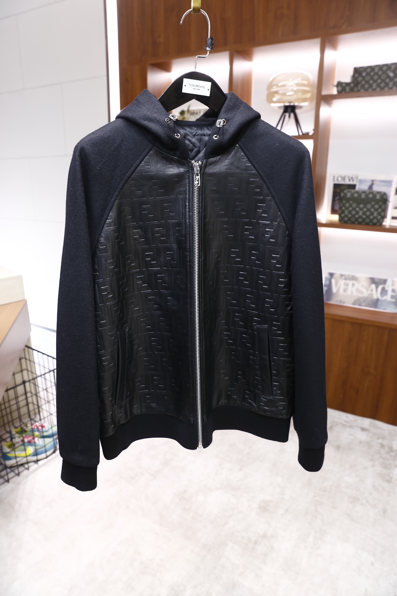 🔥芬迪/Fe*di.25秋冬新品🆕男士连帽夹克，采用羊毛面料与羊皮拼接设计，羊毛部分构成插肩长袖、连帽及