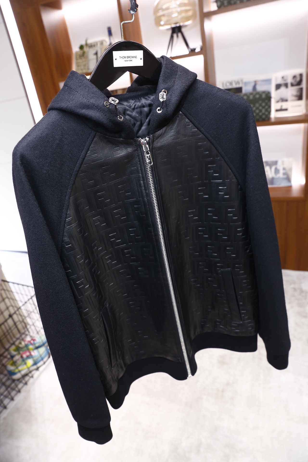 🔥芬迪/Fe*di.25秋冬新品🆕男士连帽夹克，采用羊毛面料与羊皮拼接设计，羊毛部分构成插肩长袖、连帽及