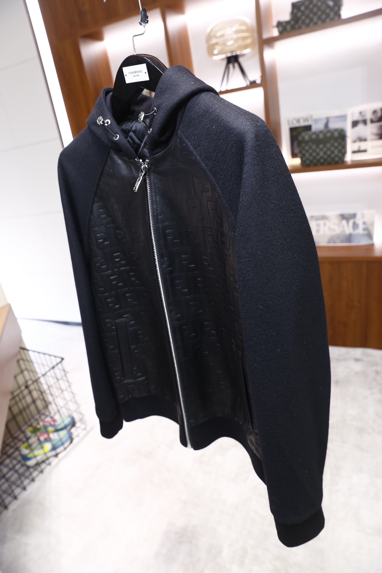 🔥芬迪/Fe*di.25秋冬新品🆕男士连帽夹克，采用羊毛面料与羊皮拼接设计，羊毛部分构成插肩长袖、连帽及