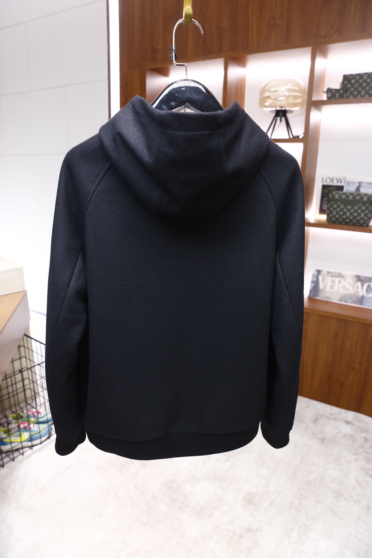 🔥芬迪/Fe*di.25秋冬新品🆕男士连帽夹克，采用羊毛面料与羊皮拼接设计，羊毛部分构成插肩长袖、连帽及