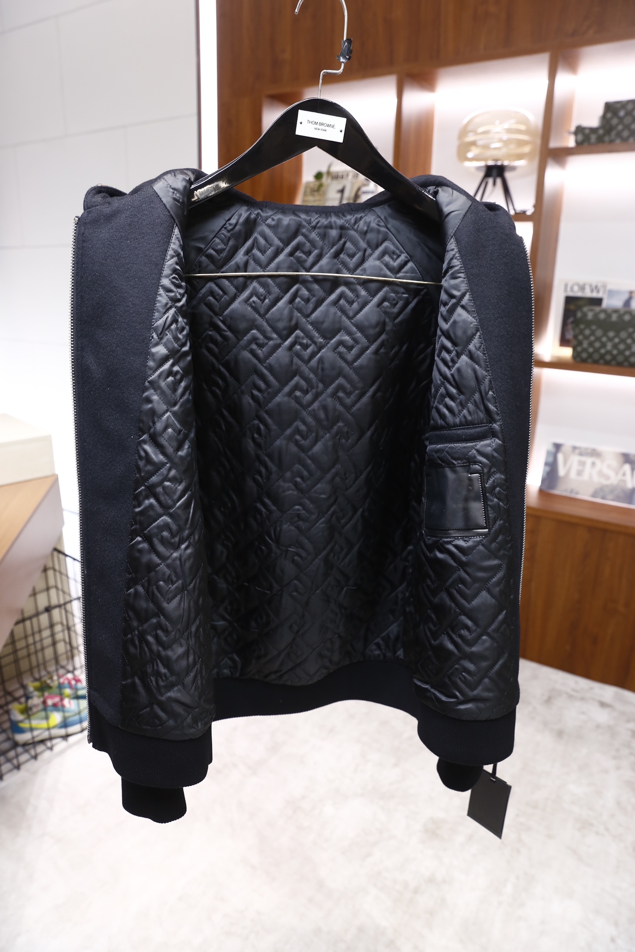 🔥芬迪/Fe*di.25秋冬新品🆕男士连帽夹克，采用羊毛面料与羊皮拼接设计，羊毛部分构成插肩长袖、连帽及