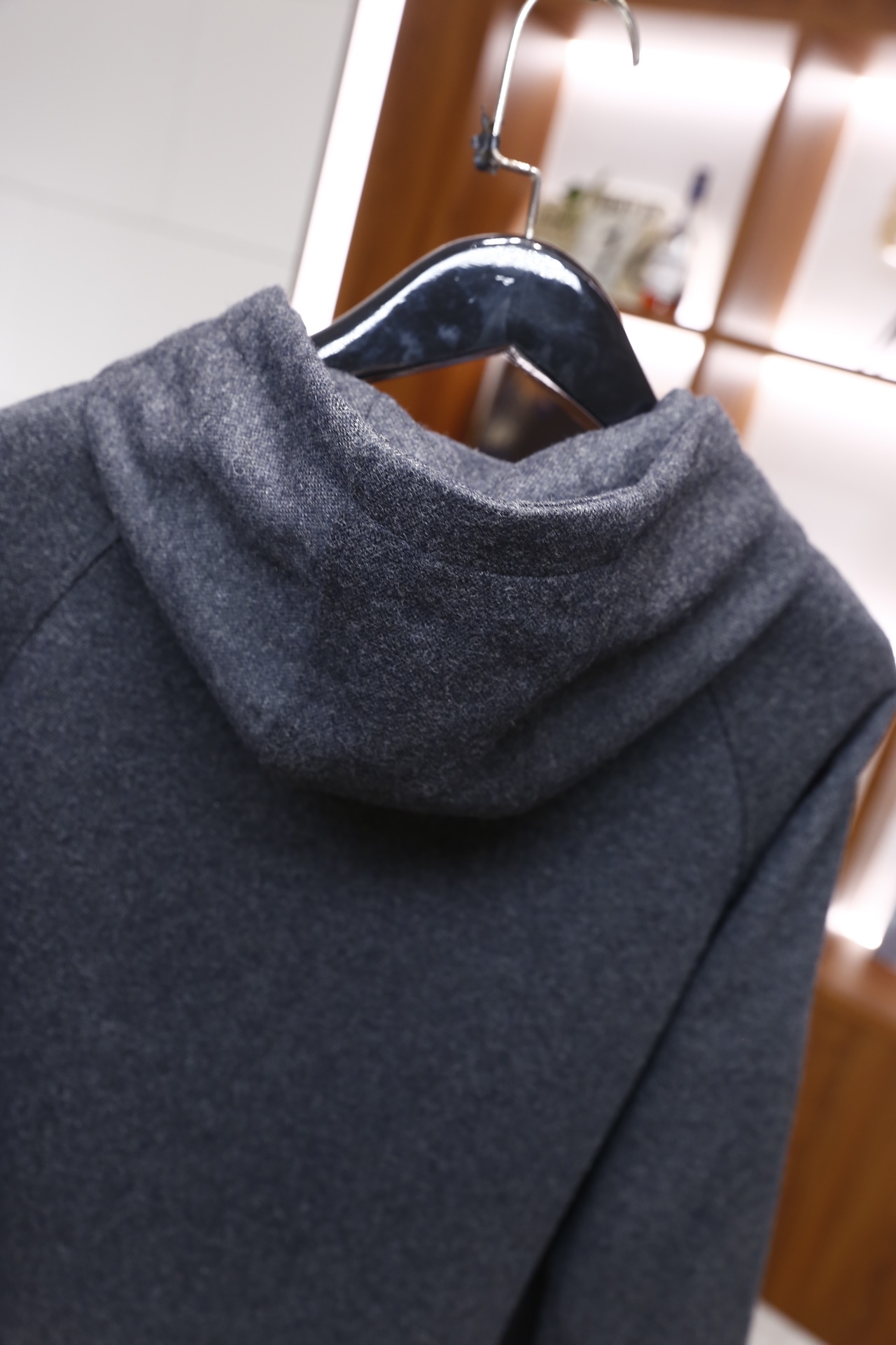 🔥芬迪/Fe*di.25秋冬新品🆕男士连帽夹克，采用羊毛面料与羊皮拼接设计，羊毛部分构成插肩长袖、连帽及