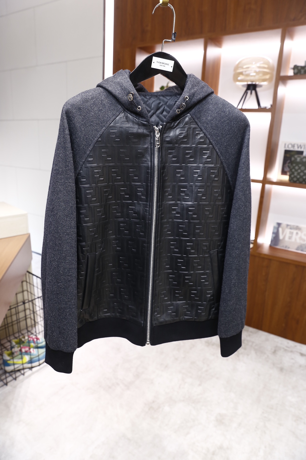 🔥芬迪/Fe*di.25秋冬新品🆕男士连帽夹克，采用羊毛面料与羊皮拼接设计，羊毛部分构成插肩长袖、连帽及