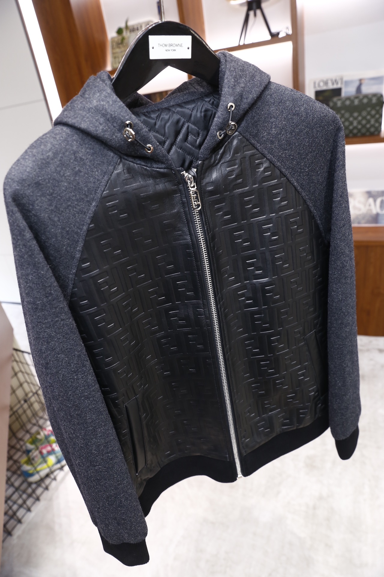 🔥芬迪/Fe*di.25秋冬新品🆕男士连帽夹克，采用羊毛面料与羊皮拼接设计，羊毛部分构成插肩长袖、连帽及