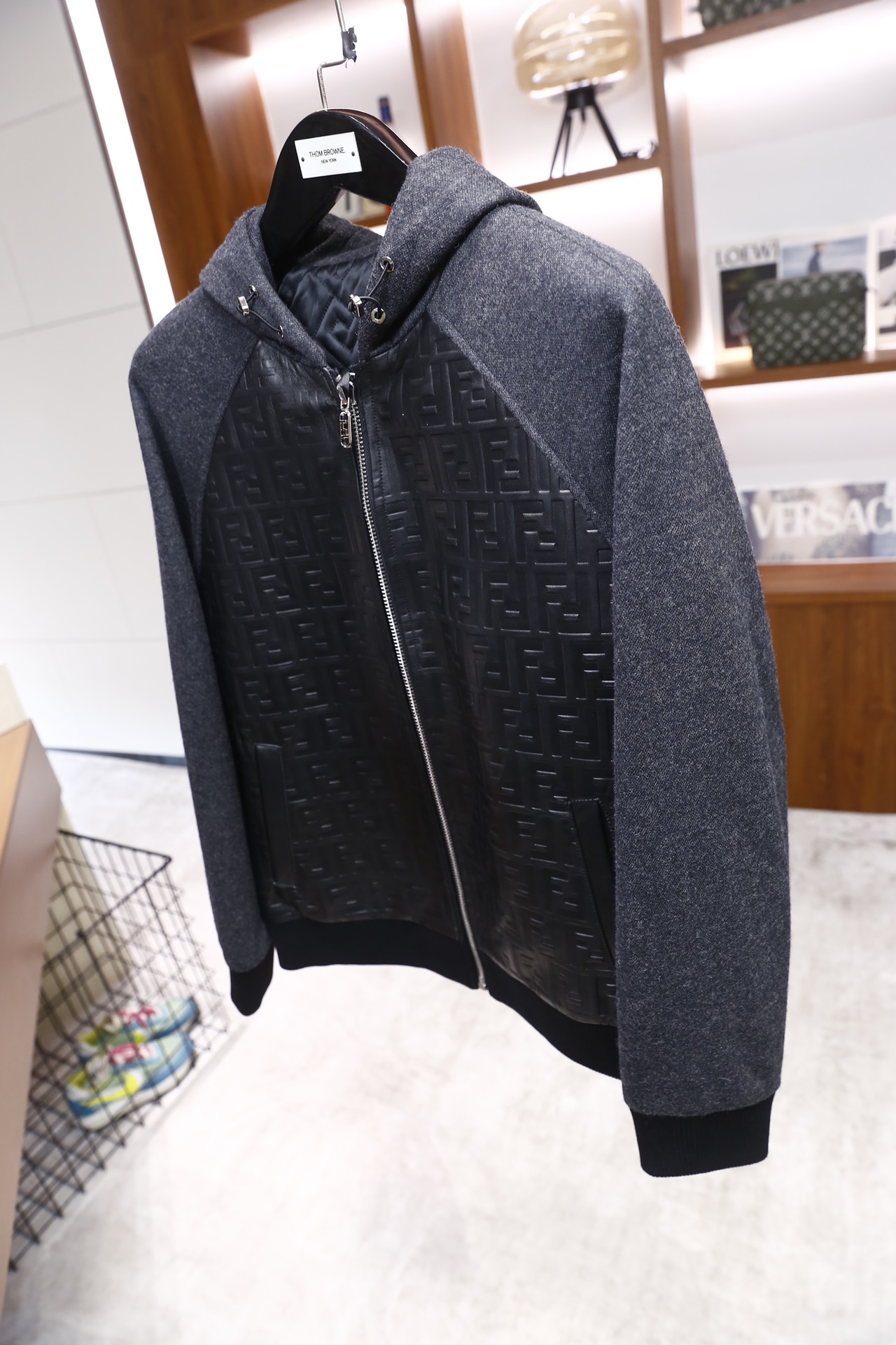 🔥芬迪/Fe*di.25秋冬新品🆕男士连帽夹克，采用羊毛面料与羊皮拼接设计，羊毛部分构成插肩长袖、连帽及