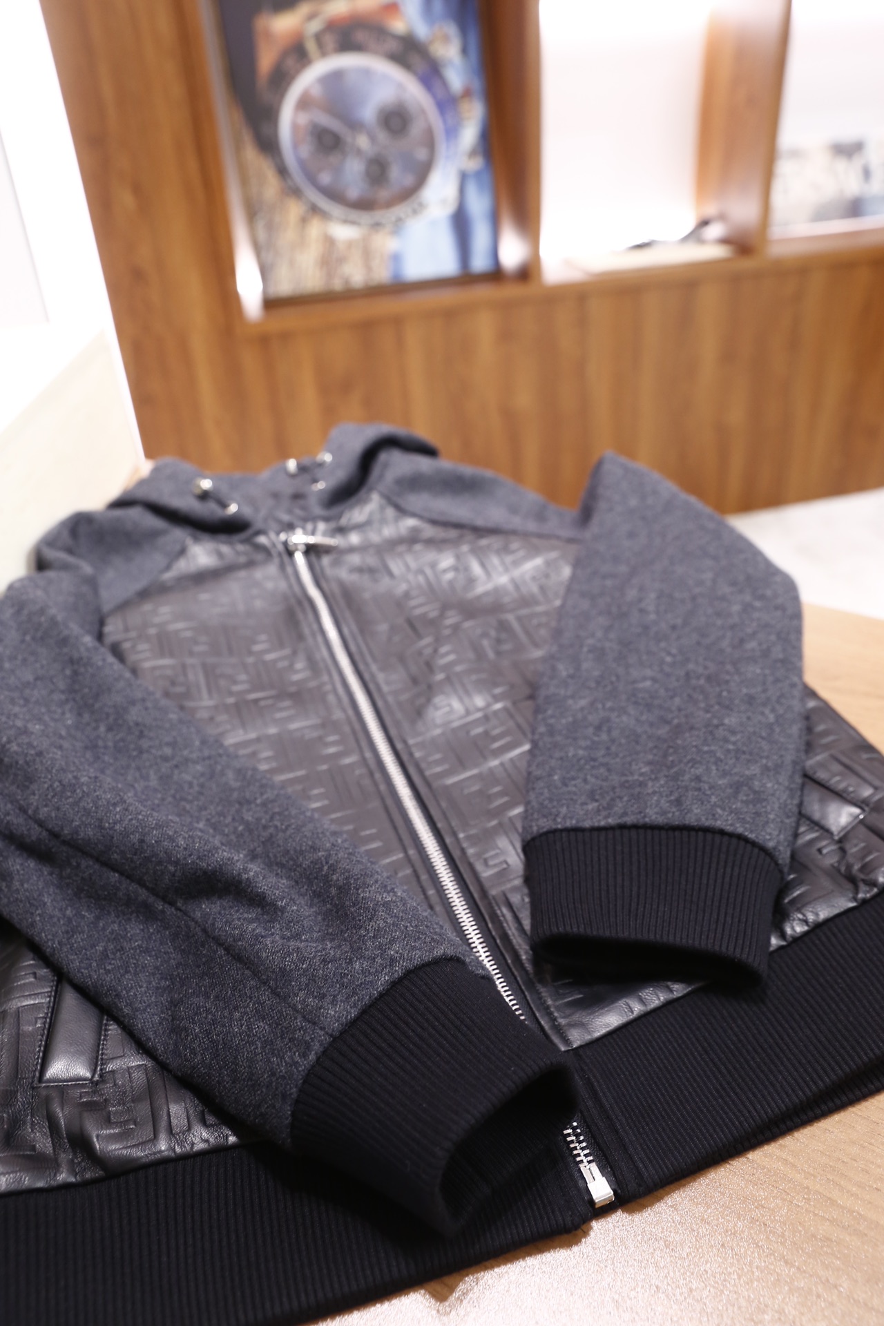 🔥芬迪/Fe*di.25秋冬新品🆕男士连帽夹克，采用羊毛面料与羊皮拼接设计，羊毛部分构成插肩长袖、连帽及