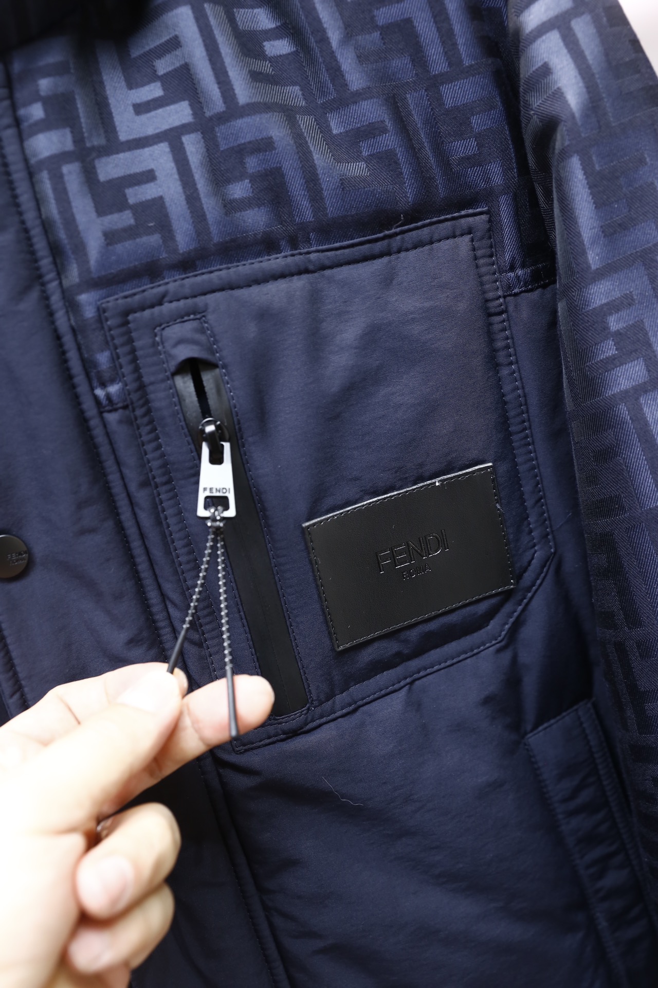 🔥芬迪/Fe*di.2025秋冬新品！时尚男士连帽羽绒服，主体采用满印品牌标识的面料打造，正面拼接纯色面