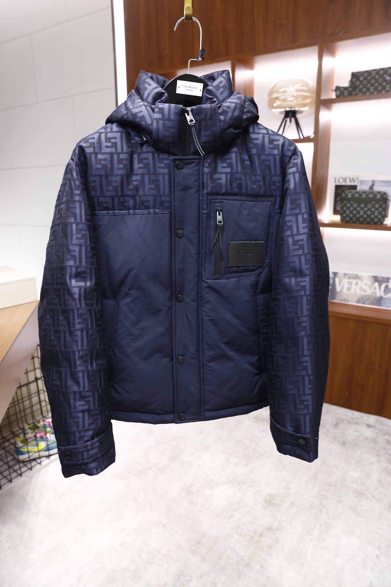 🔥芬迪/Fe*di.2025秋冬新品！时尚男士连帽羽绒服，主体采用满印品牌标识的面料打造，正面拼接纯色面