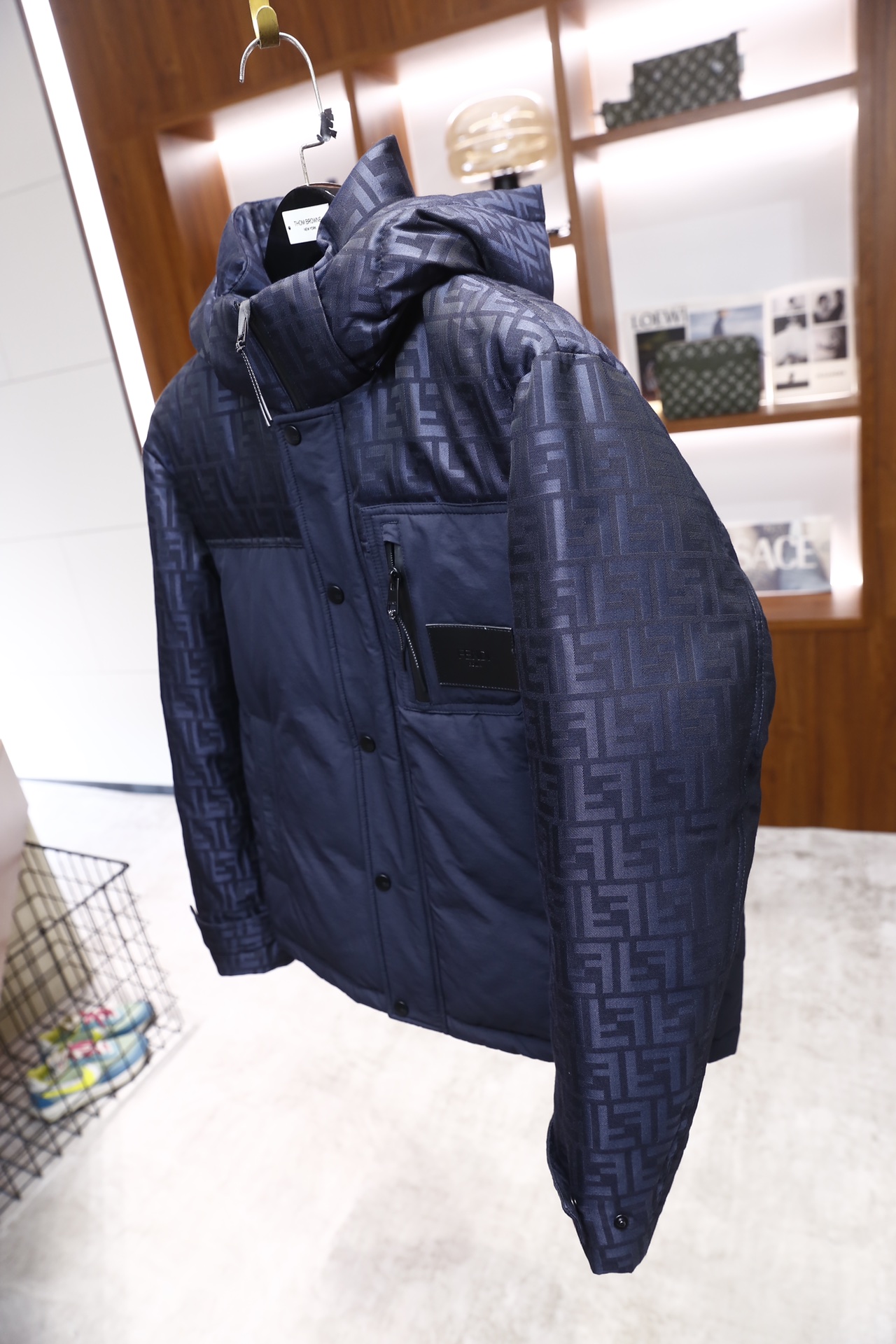 🔥芬迪/Fe*di.2025秋冬新品！时尚男士连帽羽绒服，主体采用满印品牌标识的面料打造，正面拼接纯色面