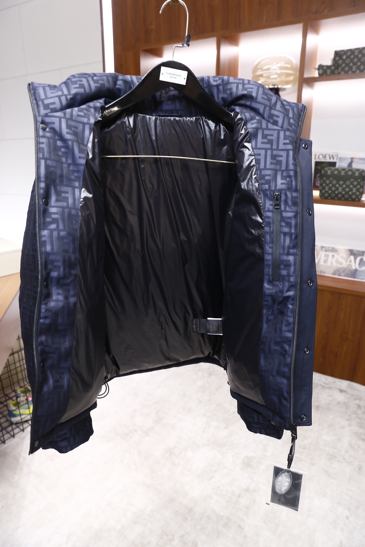 🔥芬迪/Fe*di.2025秋冬新品！时尚男士连帽羽绒服，主体采用满印品牌标识的面料打造，正面拼接纯色面