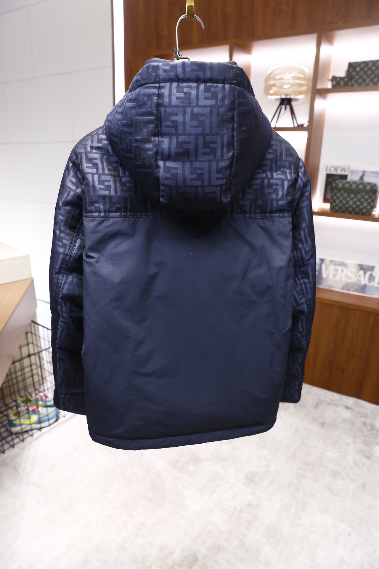 🔥芬迪/Fe*di.2025秋冬新品！时尚男士连帽羽绒服，主体采用满印品牌标识的面料打造，正面拼接纯色面