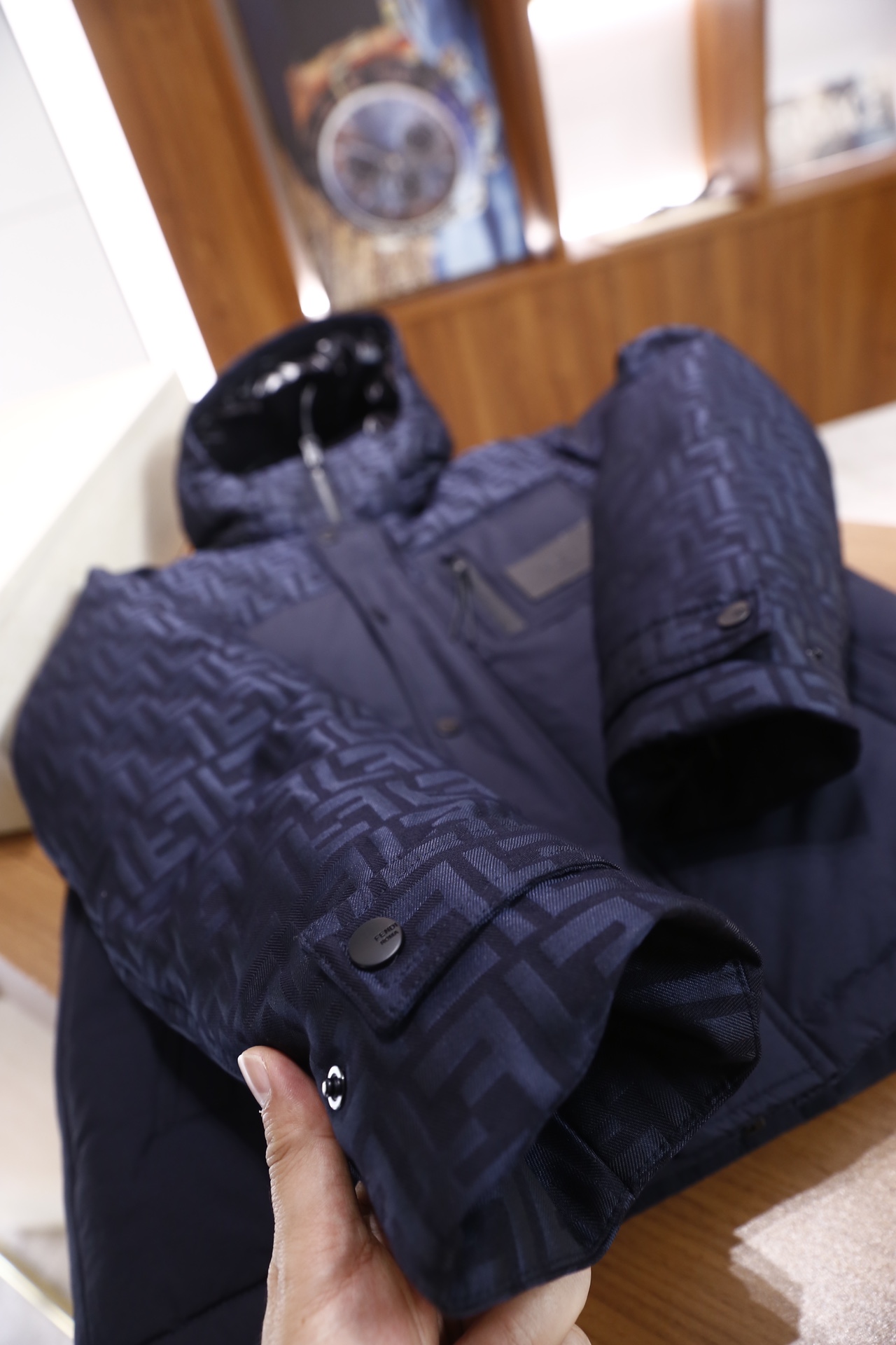 🔥芬迪/Fe*di.2025秋冬新品！时尚男士连帽羽绒服，主体采用满印品牌标识的面料打造，正面拼接纯色面