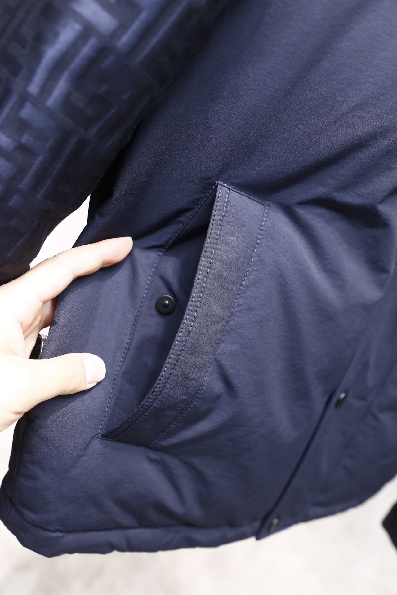 🔥芬迪/Fe*di.2025秋冬新品！时尚男士连帽羽绒服，主体采用满印品牌标识的面料打造，正面拼接纯色面