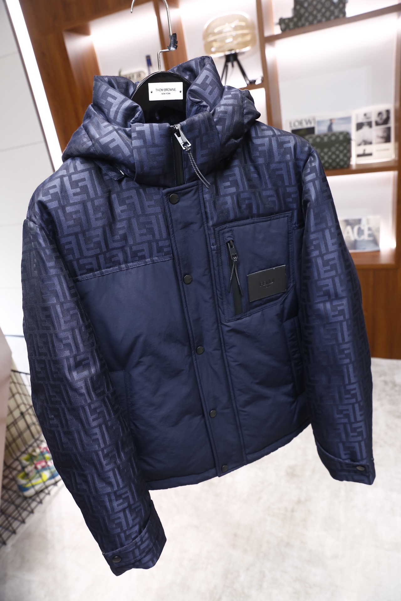 🔥芬迪/Fe*di.2025秋冬新品！时尚男士连帽羽绒服，主体采用满印品牌标识的面料打造，正面拼接纯色面