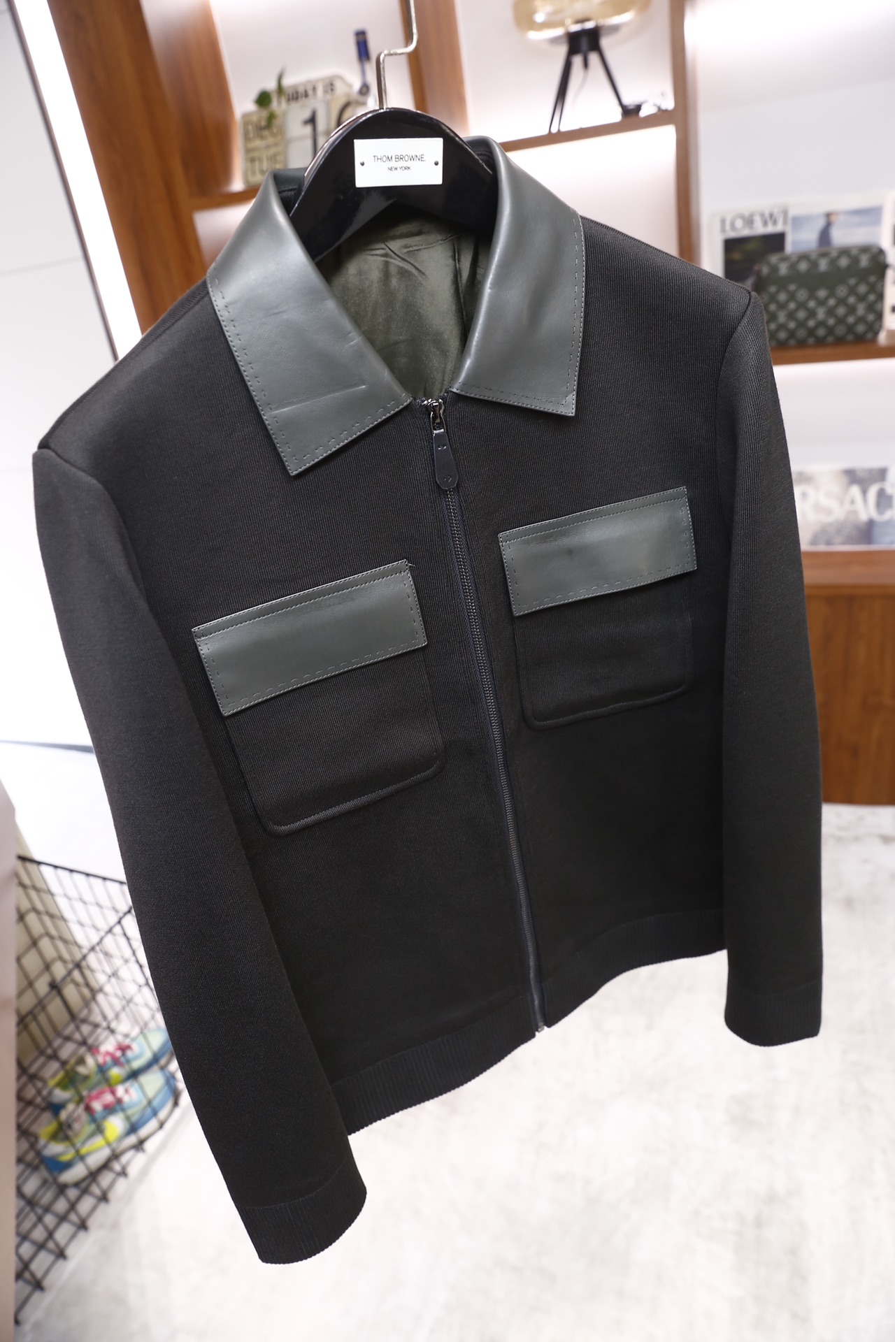 🔥杰尼亚/Ze*na.2025秋冬新品男士夹克，主体采用聚酯纤维面料打造，领口与前襟口袋盖处拼接绵羊皮材