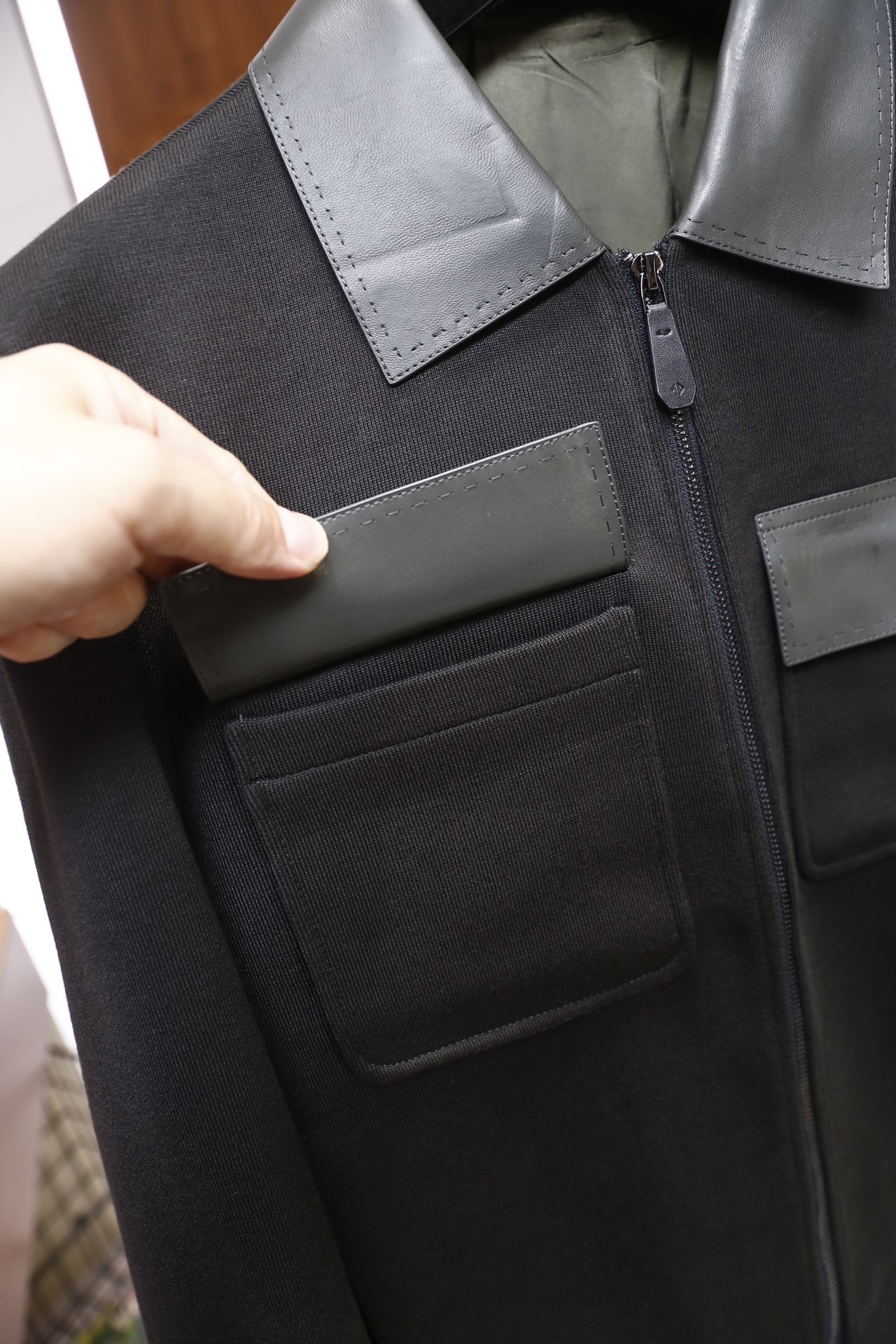 🔥杰尼亚/Ze*na.2025秋冬新品男士夹克，主体采用聚酯纤维面料打造，领口与前襟口袋盖处拼接绵羊皮材