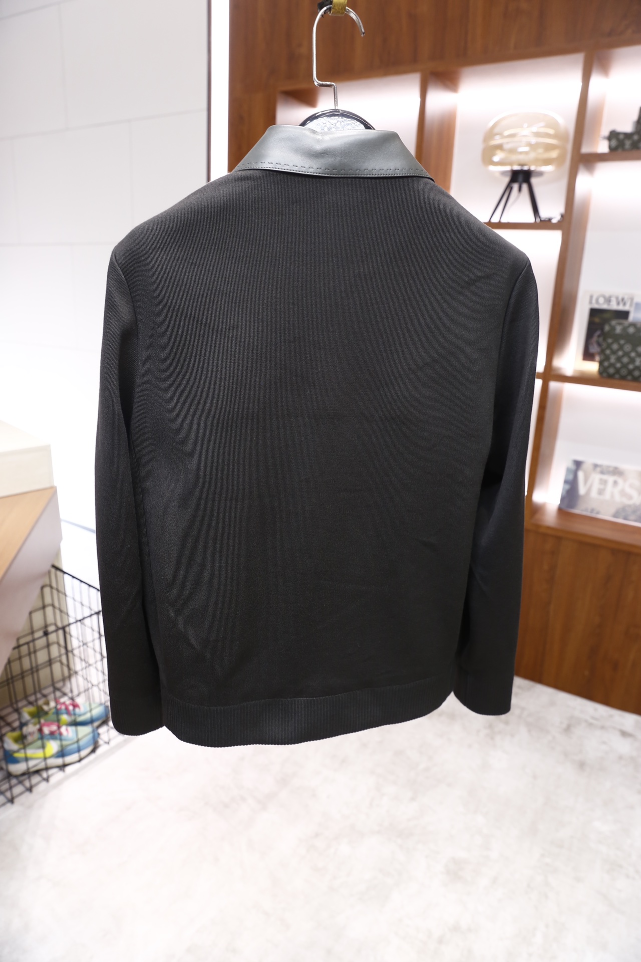 🔥杰尼亚/Ze*na.2025秋冬新品男士夹克，主体采用聚酯纤维面料打造，领口与前襟口袋盖处拼接绵羊皮材