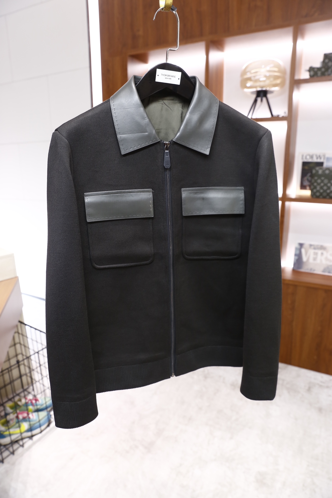 🔥杰尼亚/Ze*na.2025秋冬新品男士夹克，主体采用聚酯纤维面料打造，领口与前襟口袋盖处拼接绵羊皮材