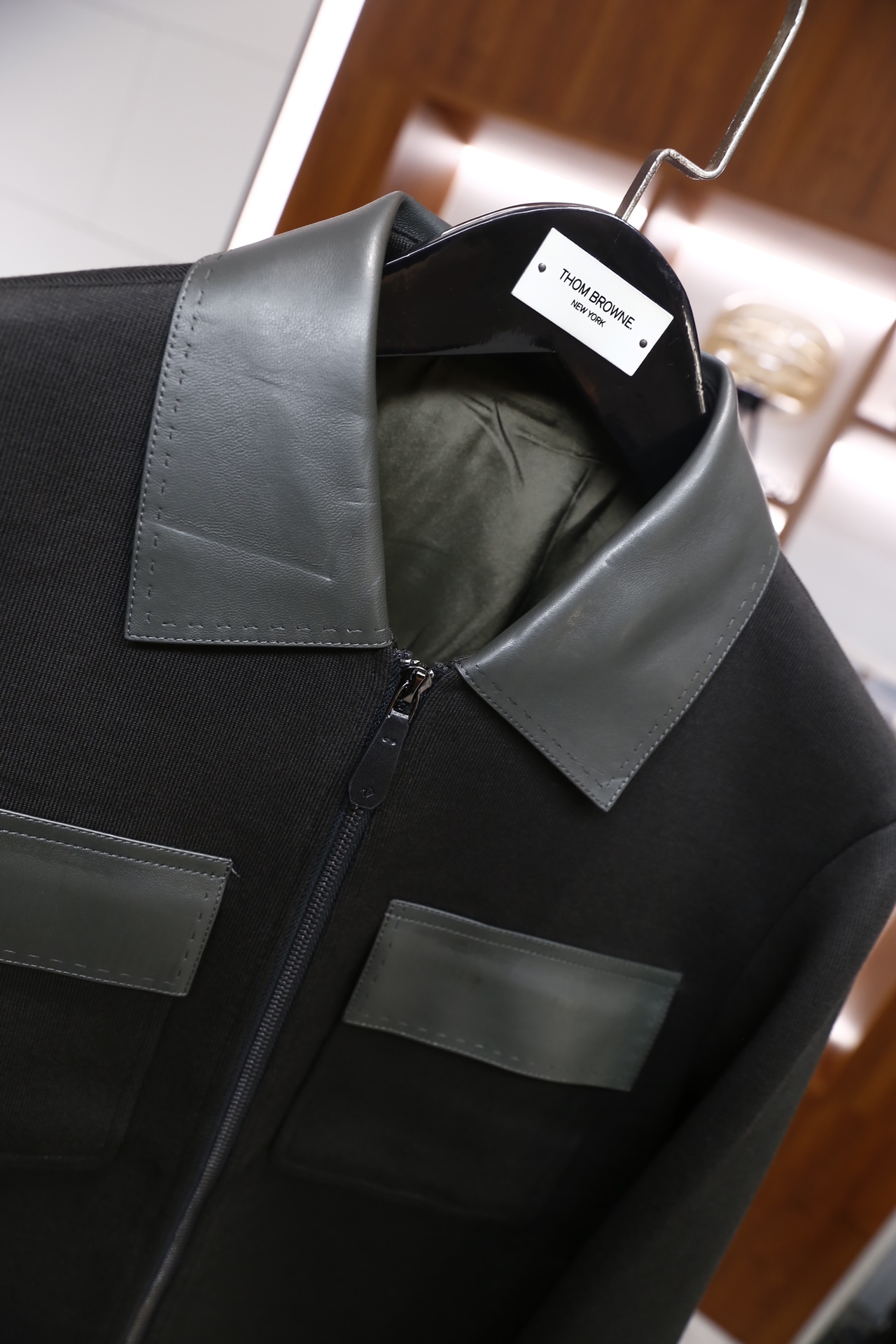 🔥杰尼亚/Ze*na.2025秋冬新品男士夹克，主体采用聚酯纤维面料打造，领口与前襟口袋盖处拼接绵羊皮材