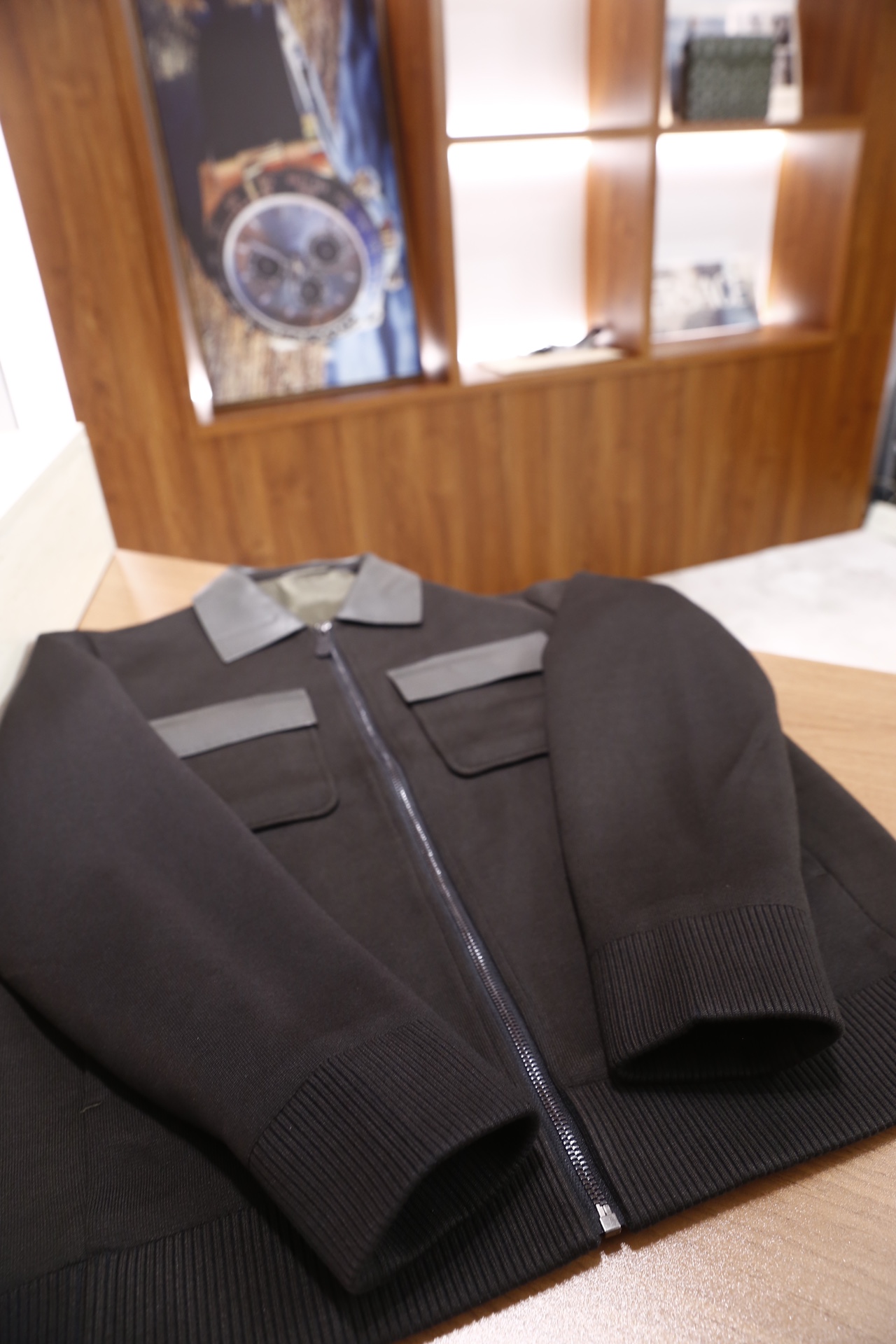 🔥杰尼亚/Ze*na.2025秋冬新品男士夹克，主体采用聚酯纤维面料打造，领口与前襟口袋盖处拼接绵羊皮材