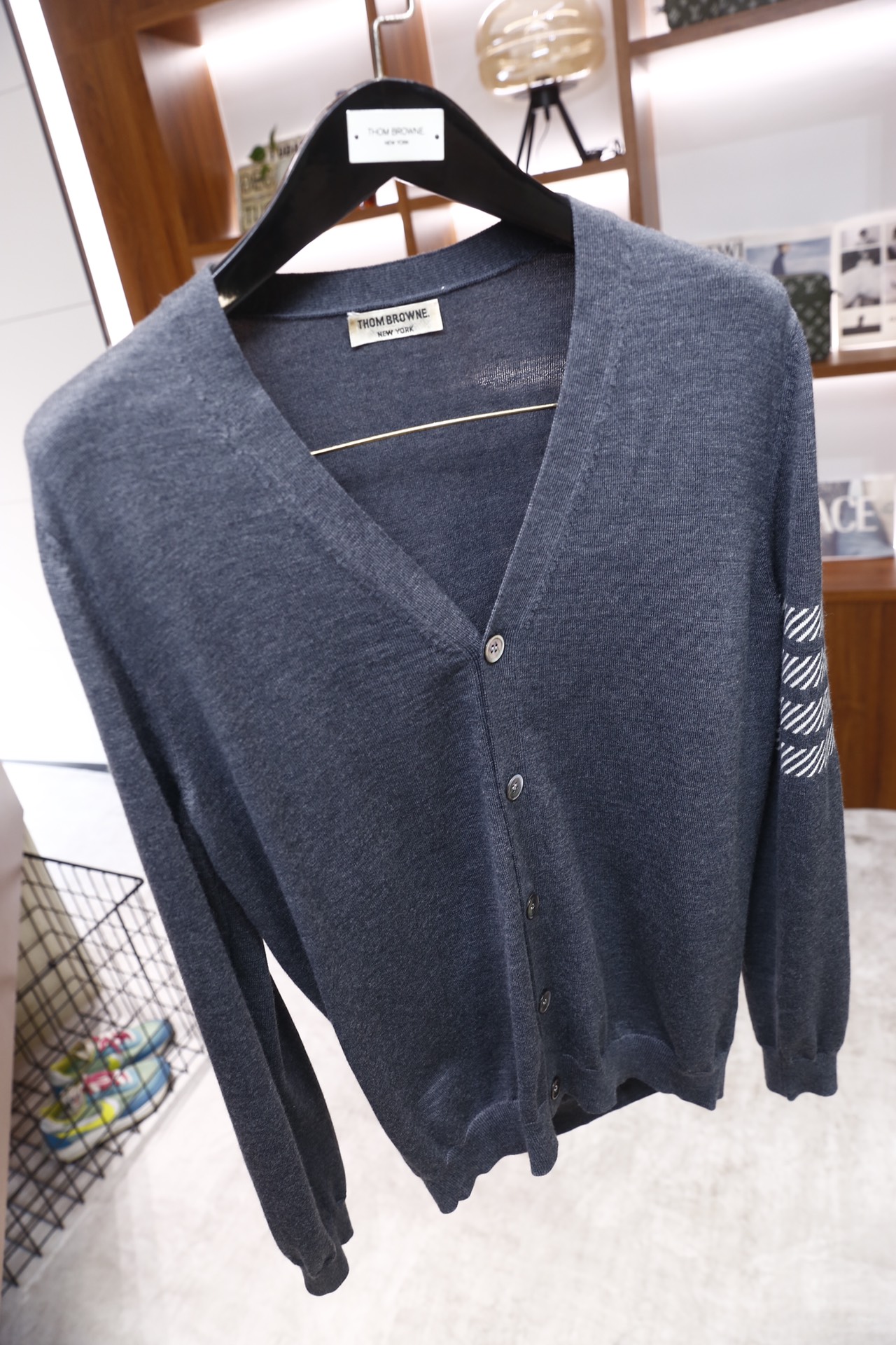 🔥汤姆布朗/TB.25秋冬新品🆕时尚男士纯羊毛针织开衫，采用V领设计与单排纽扣开衫，奢华经典品牌元素LO