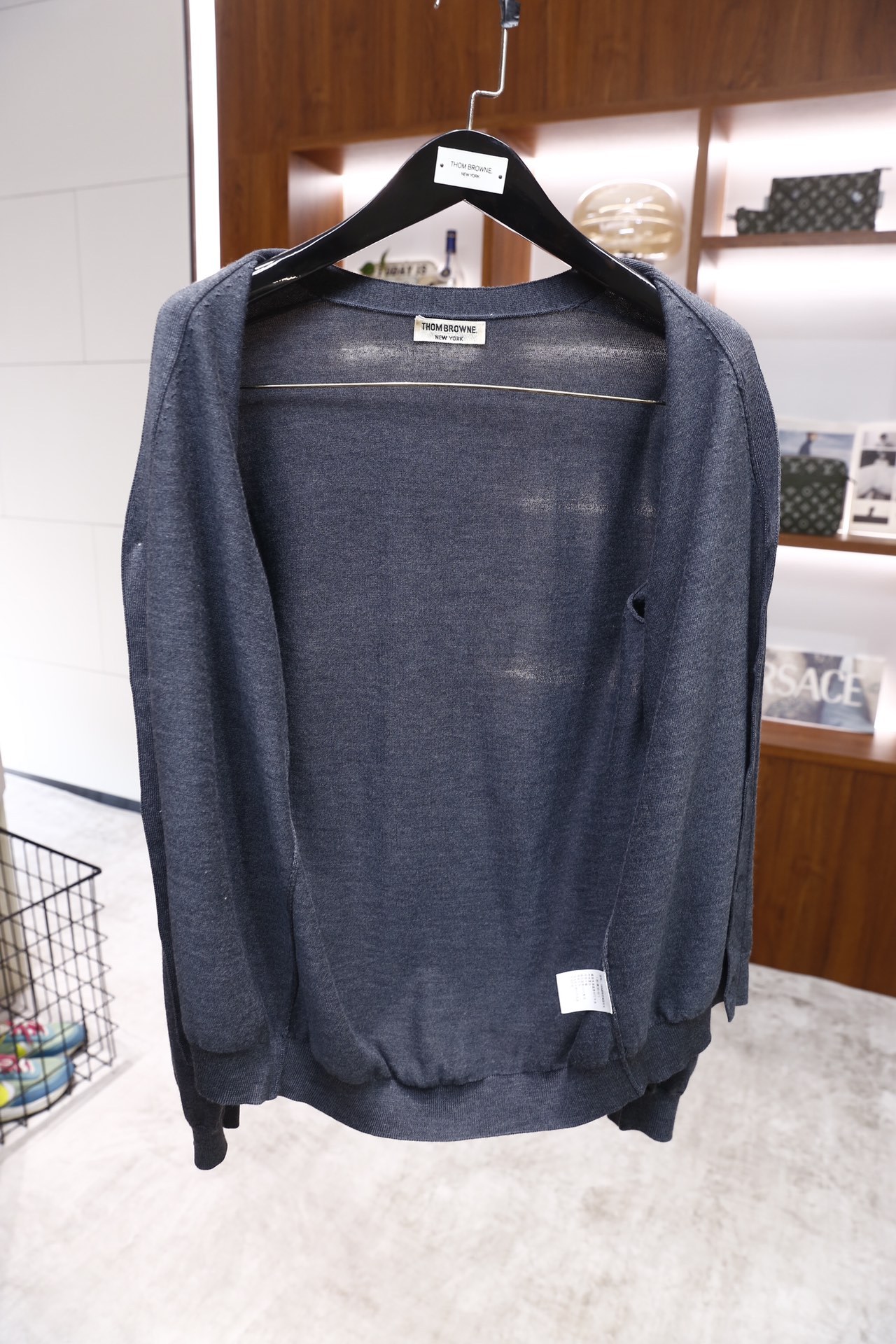 🔥汤姆布朗/TB.25秋冬新品🆕时尚男士纯羊毛针织开衫，采用V领设计与单排纽扣开衫，奢华经典品牌元素LO