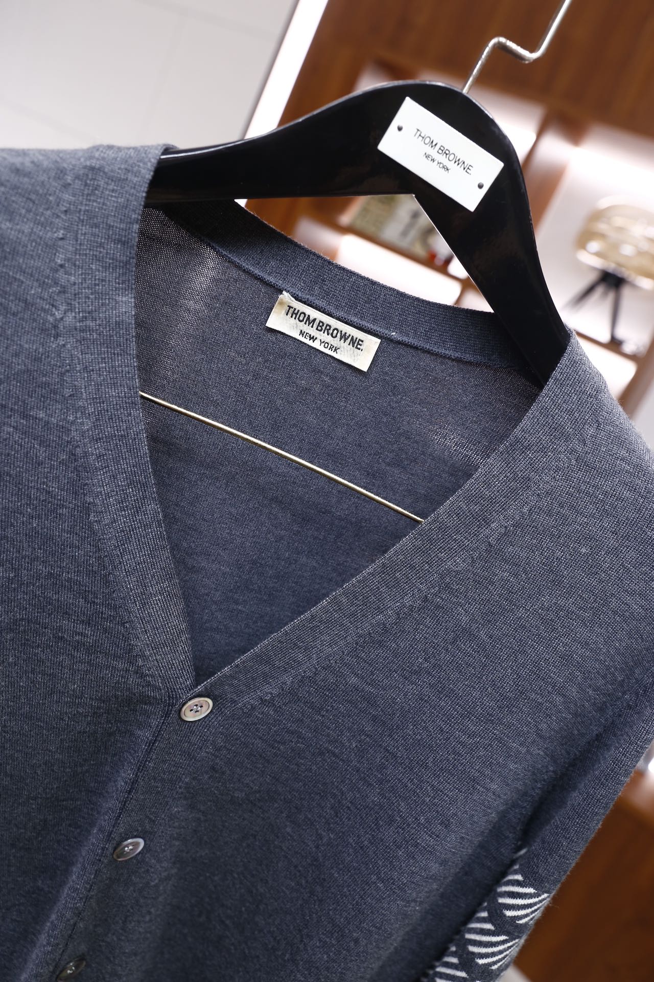 🔥汤姆布朗/TB.25秋冬新品🆕时尚男士纯羊毛针织开衫，采用V领设计与单排纽扣开衫，奢华经典品牌元素LO