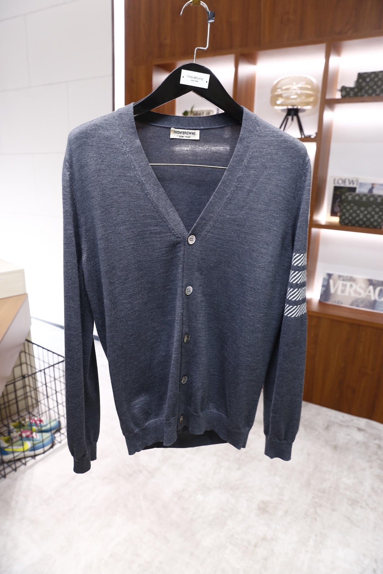 🔥汤姆布朗/TB.25秋冬新品🆕时尚男士纯羊毛针织开衫，采用V领设计与单排纽扣开衫，奢华经典品牌元素LO