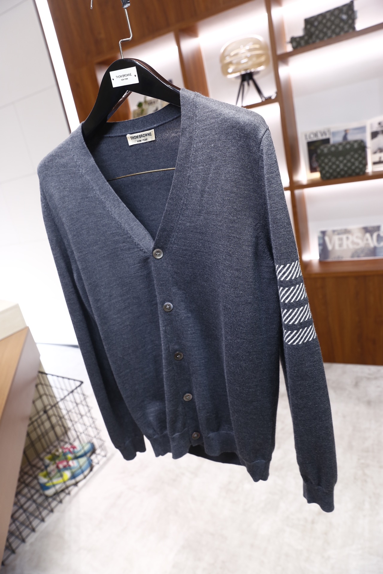 🔥汤姆布朗/TB.25秋冬新品🆕时尚男士纯羊毛针织开衫，采用V领设计与单排纽扣开衫，奢华经典品牌元素LO