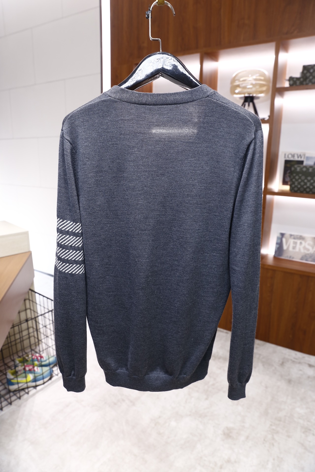 🔥汤姆布朗/TB.25秋冬新品🆕时尚男士纯羊毛针织开衫，采用V领设计与单排纽扣开衫，奢华经典品牌元素LO