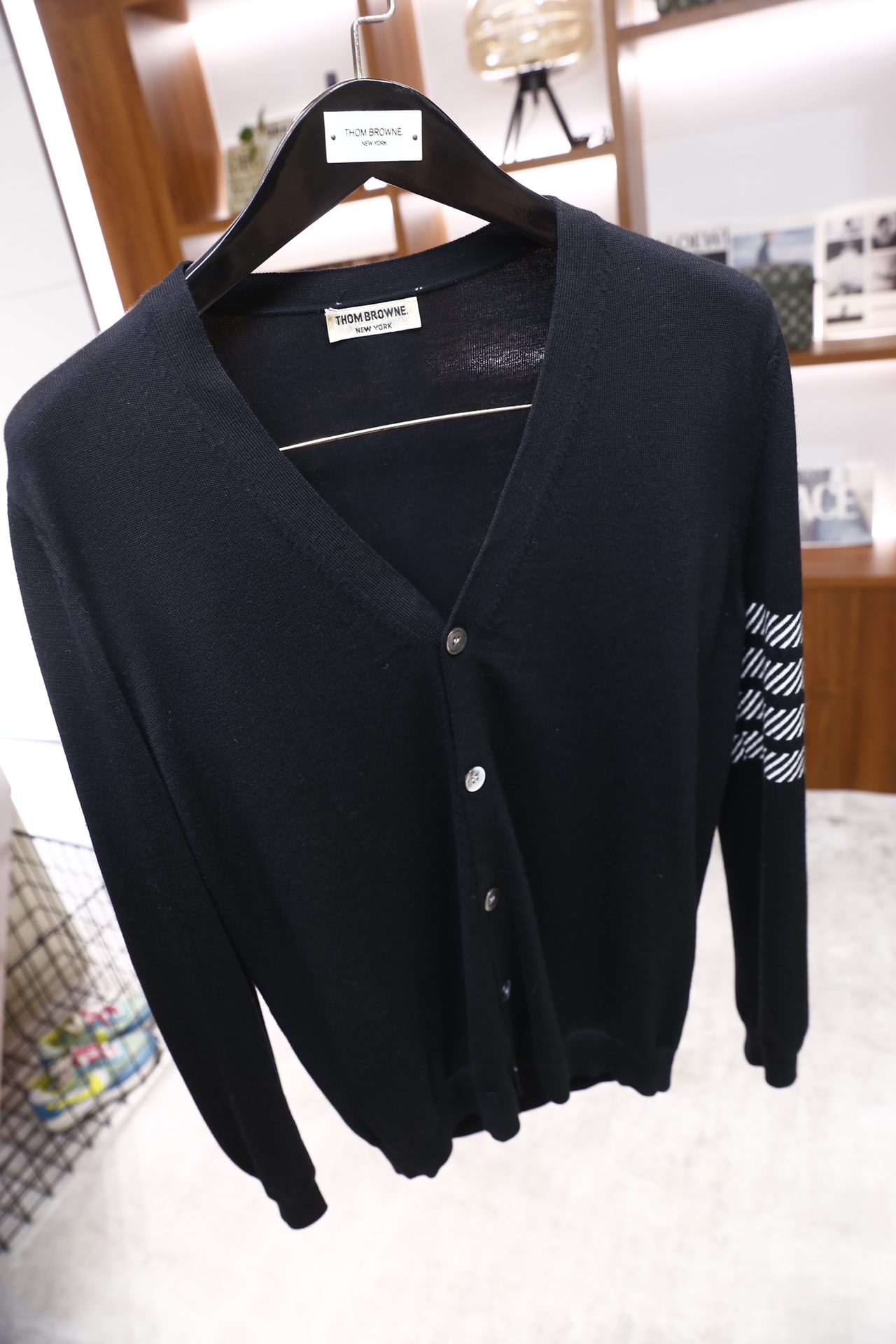 🔥汤姆布朗/TB.25秋冬新品🆕时尚男士纯羊毛针织开衫，采用V领设计与单排纽扣开衫，奢华经典品牌元素LO