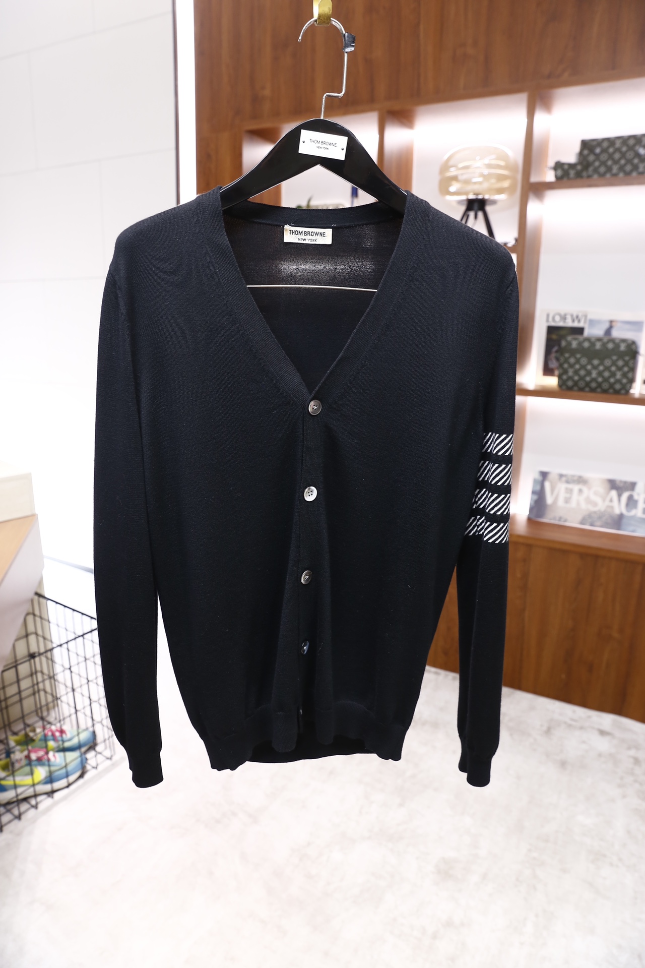 🔥汤姆布朗/TB.25秋冬新品🆕时尚男士纯羊毛针织开衫，采用V领设计与单排纽扣开衫，奢华经典品牌元素LO