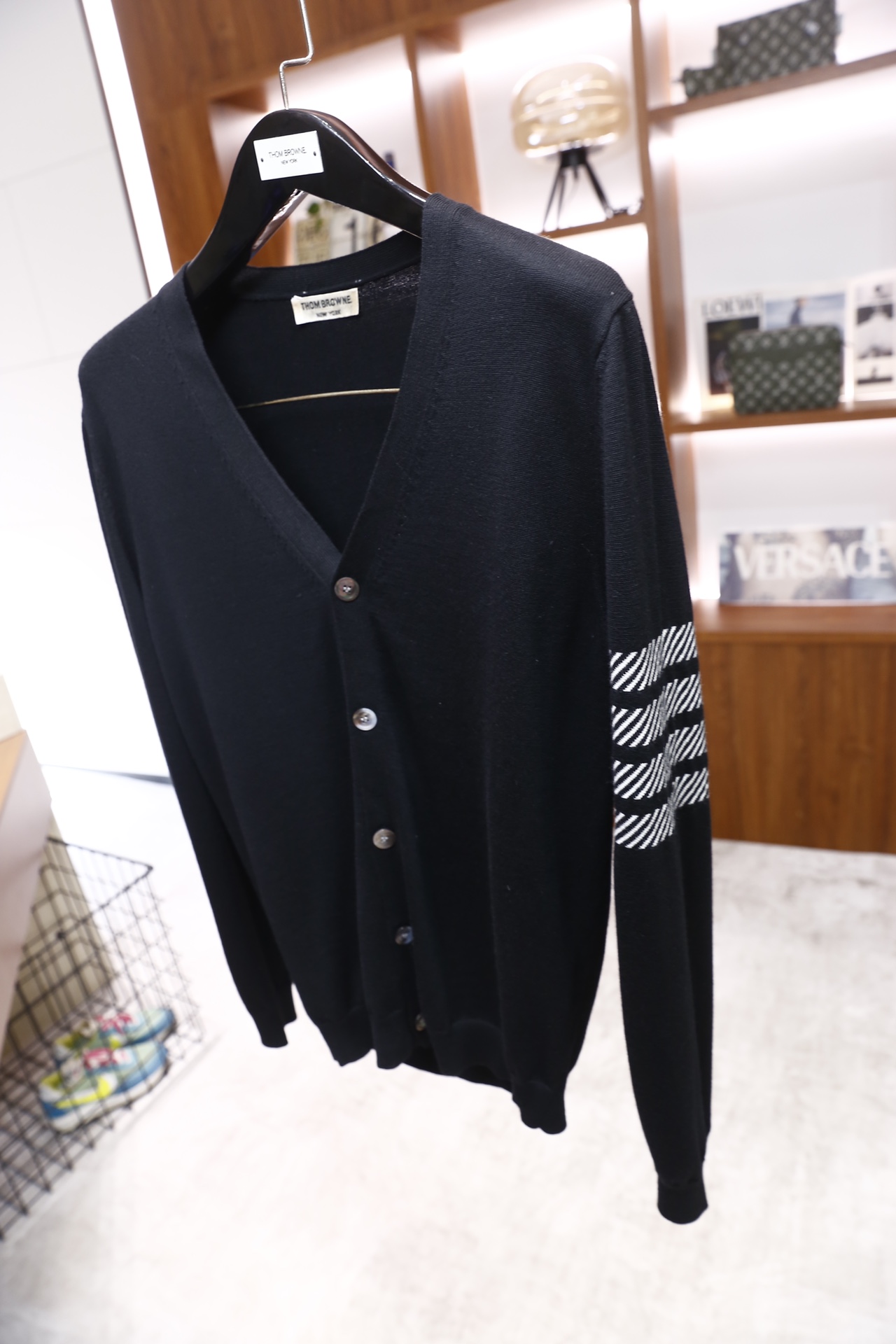 🔥汤姆布朗/TB.25秋冬新品🆕时尚男士纯羊毛针织开衫，采用V领设计与单排纽扣开衫，奢华经典品牌元素LO