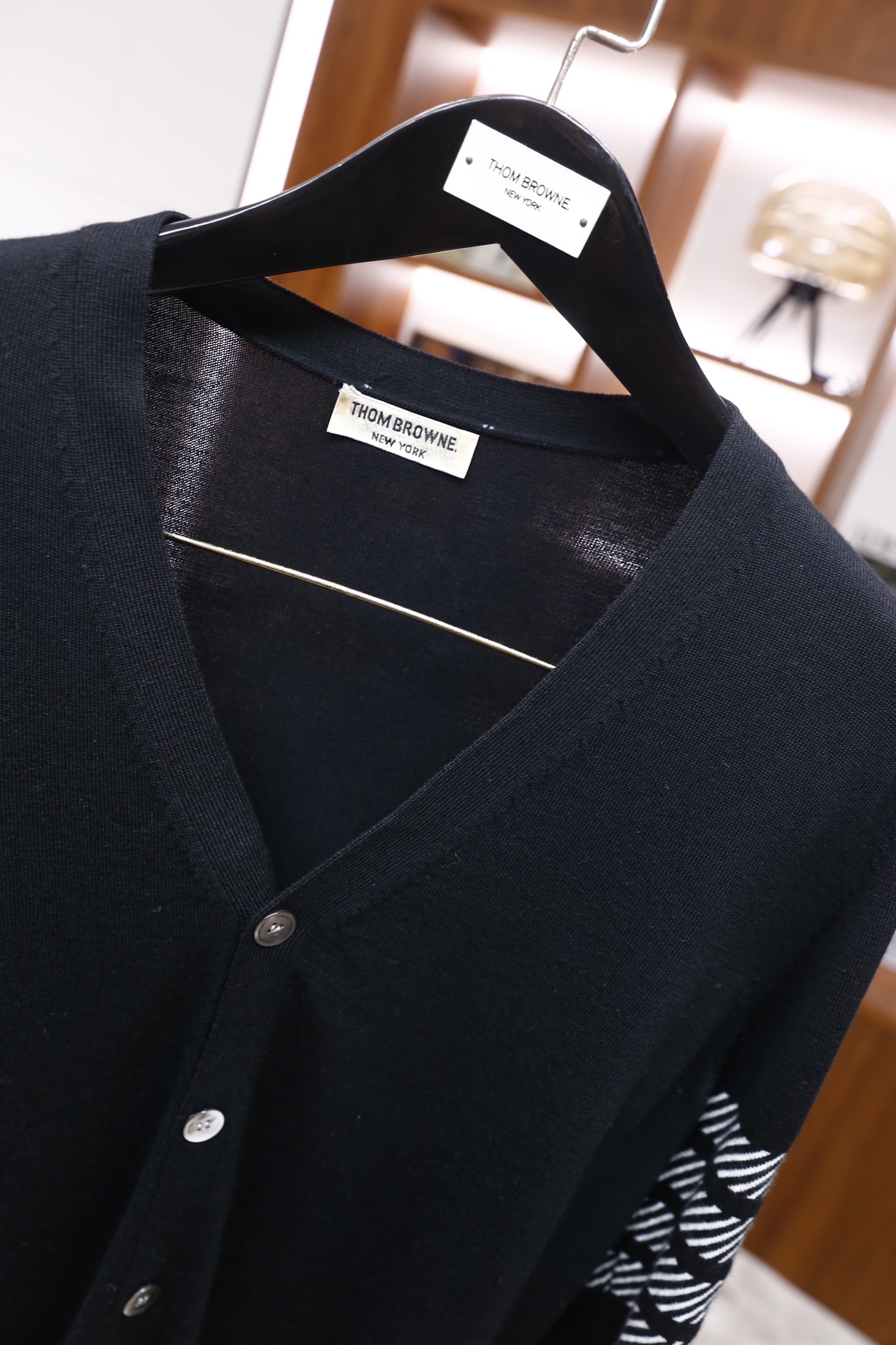 🔥汤姆布朗/TB.25秋冬新品🆕时尚男士纯羊毛针织开衫，采用V领设计与单排纽扣开衫，奢华经典品牌元素LO