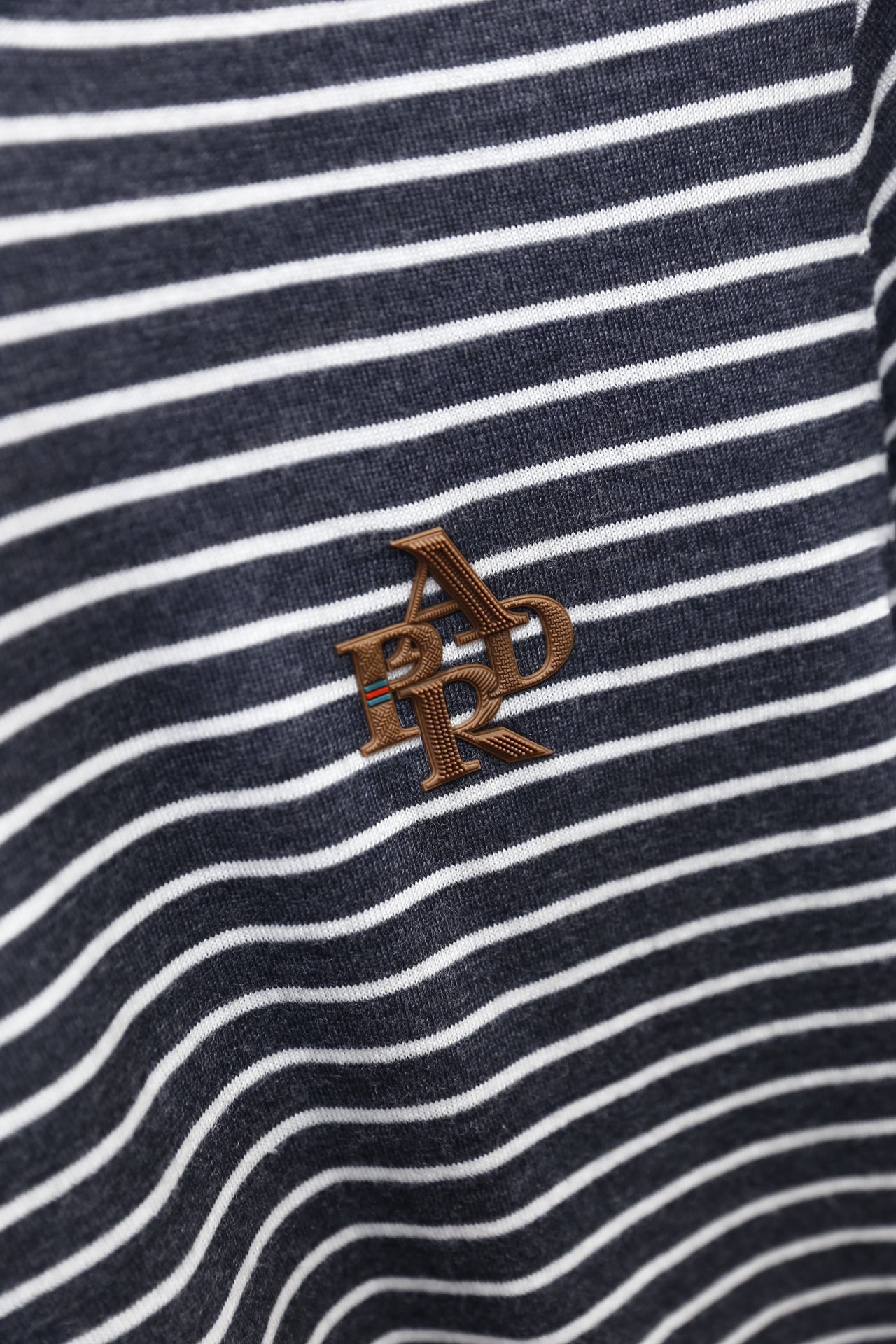 🔥普拉*/Pr*da.25秋冬新品！时尚纯羊毛材质的男士圆领针织衫，衣身以深灰为底色搭配白色横向细条纹，