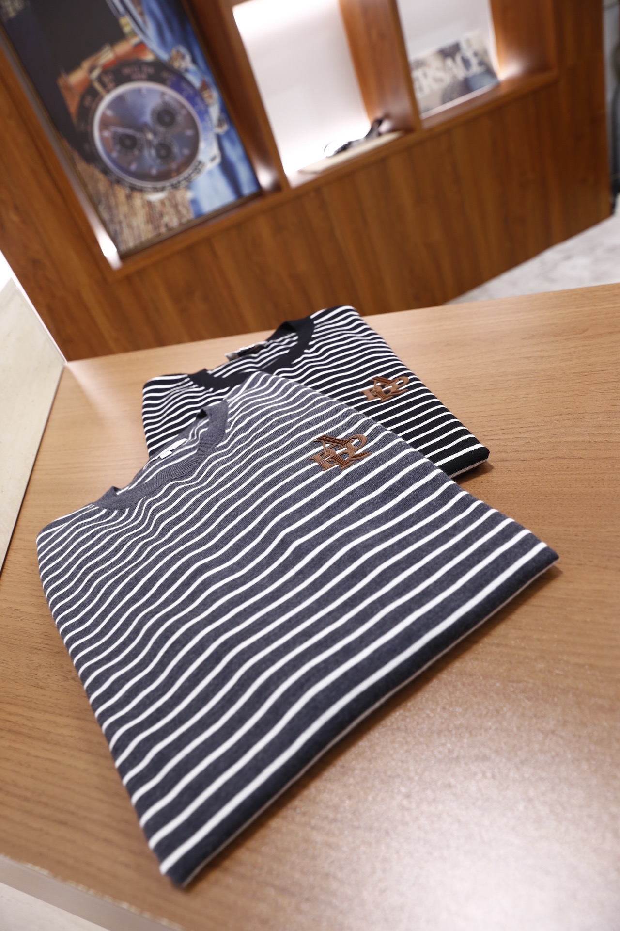 🔥普拉*/Pr*da.25秋冬新品！时尚纯羊毛材质的男士圆领针织衫，衣身以深灰为底色搭配白色横向细条纹，