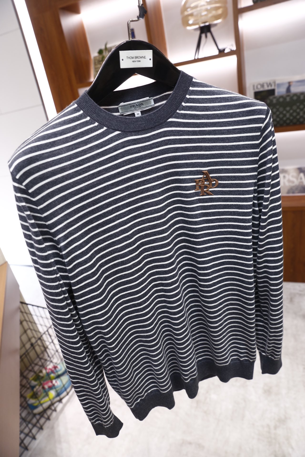 🔥普拉*/Pr*da.25秋冬新品！时尚纯羊毛材质的男士圆领针织衫，衣身以深灰为底色搭配白色横向细条纹，